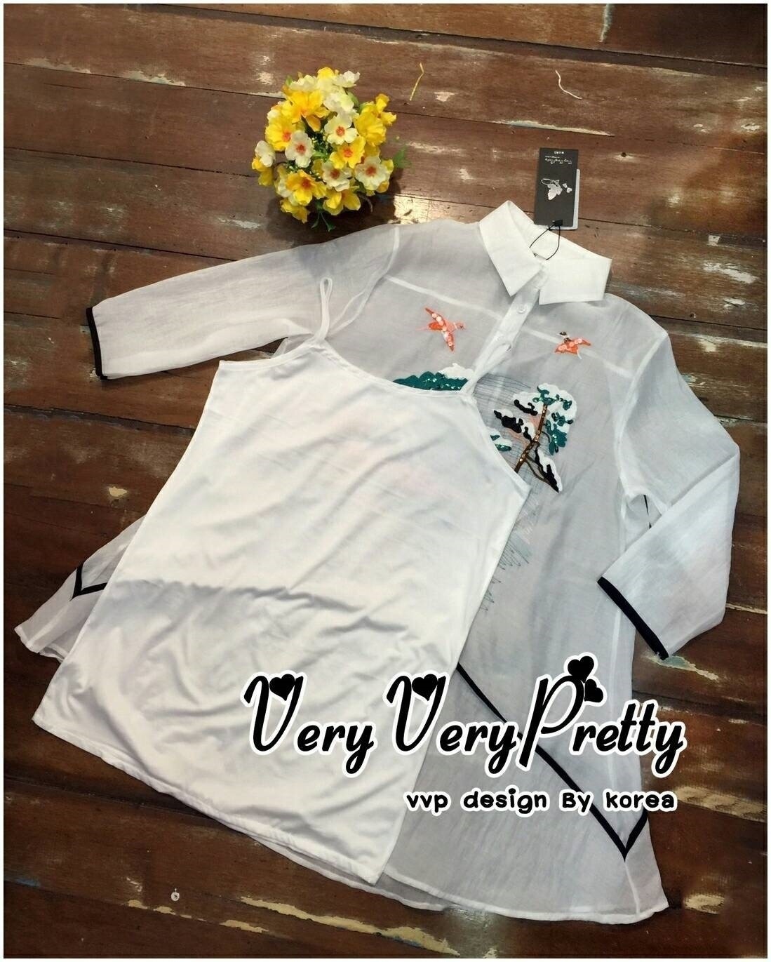 Luxurious White Silk Embroidered Shirt Dress เดรสเชิตงานปักสไตล์วินเทจสวยมากค่ะ งานคอเชิตทรงปล่อยแขนสามส่วน เพิ่มลวดลายให้สวยหรูด้วยงานปักพร้อมเย็บเกล็ดสีเพิ่มความวิ้งสวยให้กับงานปักด้วยนะคะ ตัดต่อผ้าสีดำตัดขอบให้กับแขนและช่วยลำตัวของเดรส เนื้อผ้าซีลล์ผสม