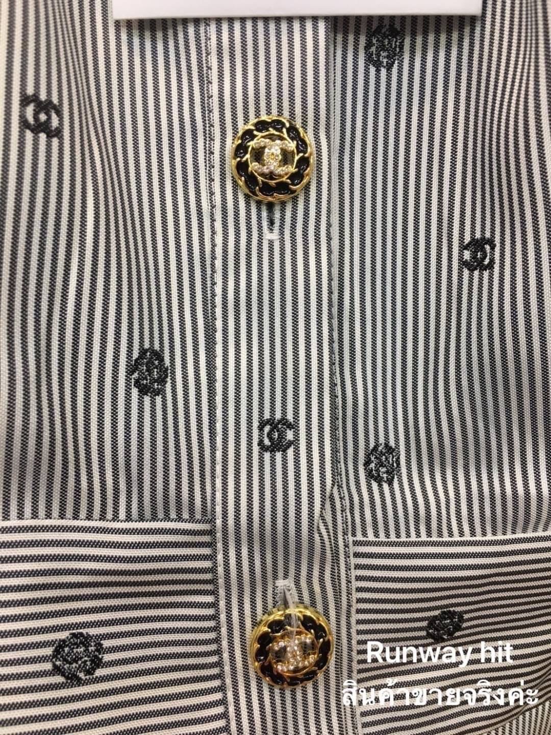 ใหม่ล่าสุด collection Chanel 2022 dress ทรงสวยผ้า jacquard ลายเส้น ปักลายlogo cc และดอก คามืเลียตามแบบฉบับ Chanel กระดุมปั๊ม เป๊ะทุกจุด ผ้าทิ้งตัวมีน้ำหนัก cutting เนี้ยบ งาน high end ห้ามพลาด