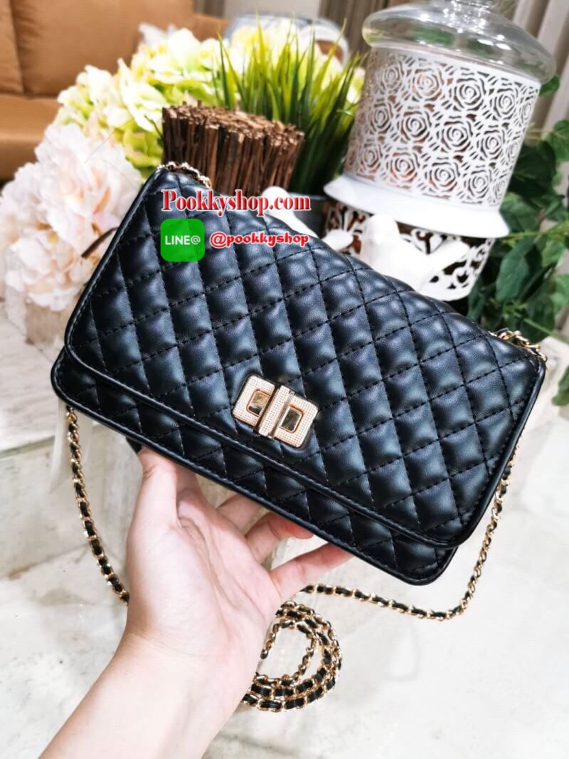 พร้อมส่ง! BEST SELLER! CHARLES & KIETH MINI CLUTCH BAG กระเป๋าสะพายทรงคลัชรุ่นยอดนิยมดีไซน์คลาสสิควัสดุหนังนิ่มลายตารางสวยอยู่ทรงขนาดมินิสไตล์ Chanel เปิดปิดด้วยตัวล๊อคแบบบิดอะไหล่ทอง ด้านหลังประดับโลโก้แบรนด์สวยดูดี มาพร้อมสายสะพายโซ่ร้อยหนัง Crossbody ไ