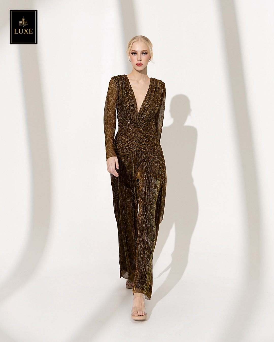 จั๊มสูทแฟชั่น จั๊มพ์สูทเสื้อคอวีป้ายแขนยาว กางเกงขากระบอกตรง