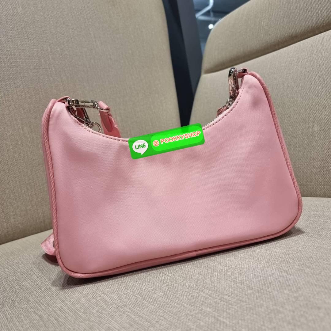 PRADA RE-EDITION 2005 RE-NYLON SHOULDER BAG ไอเท็มสุดปัง ที่ฮิตตลอดกาลไม่ว่าจะปีไหนๆ จัดให้ครบทั้งสีขายดีและสีใหม่ล่าสุด ที่สายคุณหนูห้ามพลาด!! กับกระเป๋าสะพายทรงคลาสสิค เหมาะเป็น everyday bag มากๆ วัสดุผ้าไนล่อนคุณภาพ พร้อมใบลูก ไว้ใส่เหรียญ ใส่กุญแจได้ส