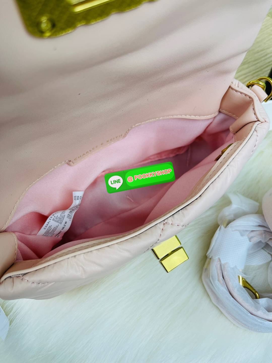 Charles & Keith Puffy Metallic Turn-Lock Crossbody Bag กระเป๋าใบมินิสีสันสดใส สะพายได้หลายแบบ เพิ่มความสดใสให้กับลุคของคุณด้วยกระเป๋าสะพายข้างทรงคลาสสิก มีสายคล้องแขนถอดสายได้ เปิดปิดแบบตัวหมุนล็อก ใส่ iPhone pro max ได้พร้อมกระเป๋าเงินใบเล็ก กุญแจรถ เป็น