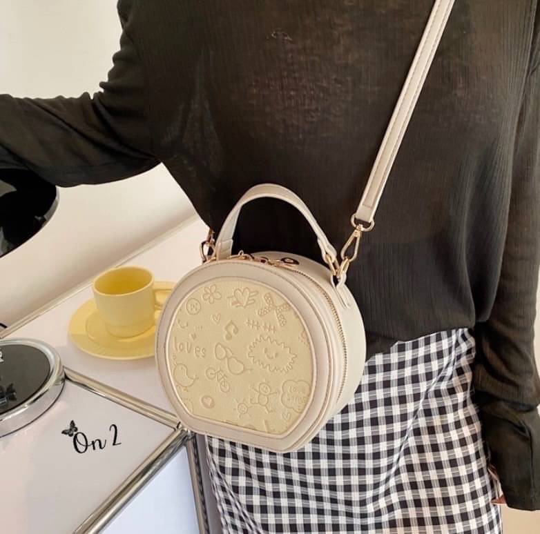 กระเป๋าแฟชั่นทรงกลม สไตล์มินิมอล งานซิปหนังpu อะไหล่ทอง สายสะพายยาวแบบ Cross body ปรับระดับได้ ทรงสวยงานน่ารักมากค่ะ