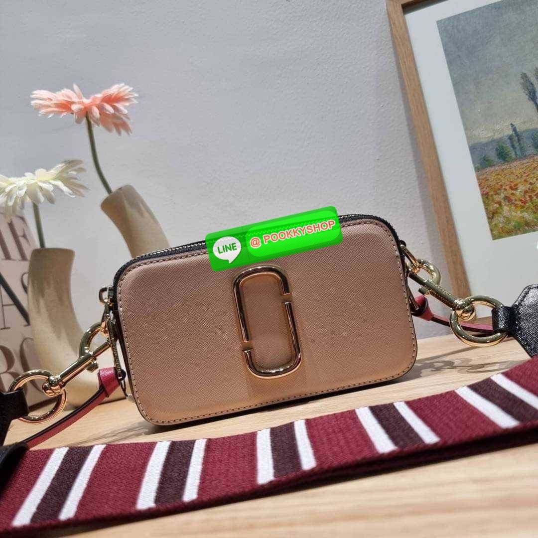 MARC JACOBS THE SNAPSHOT CAMERA BAG ไอเท็มยอดฮิตที่โดดเด่นเป็นเอกลักษณ์ กับกระเป๋าสะพายข้างสุดปัง เรียกได้ว่าไม่ซ้ำใคร!! วัสดุหนังวัว สวยอยู่ทรง เปิด-ปิดกระเป๋าด้วยซิป มีซิปหลัก 2 ช่อง แบ่งสัดส่วนไว้ดีมาก มาพร้อมสายสะพายสปอร์ตเส้นใหญ่ ที่ออกแบบโทนสีมาให้เ