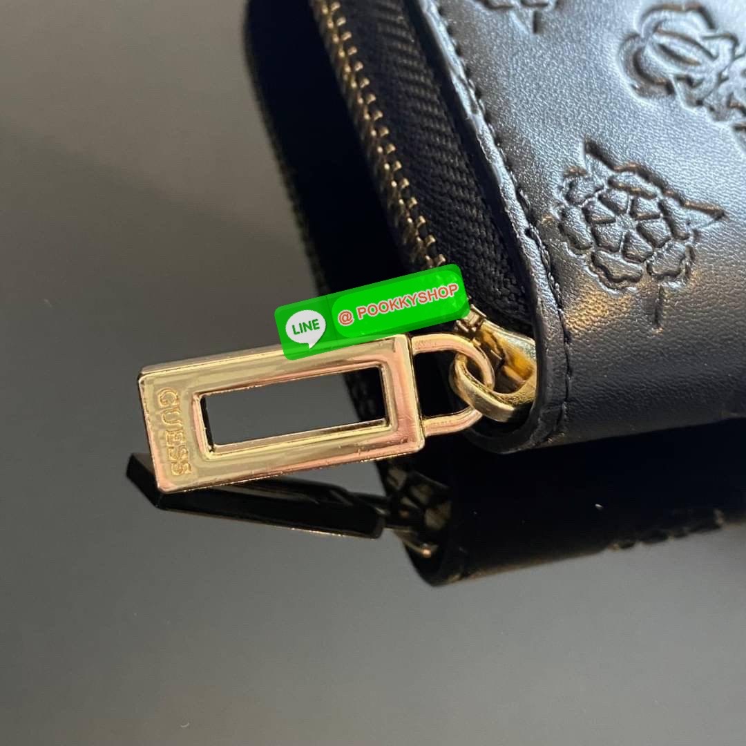 Guess Long Wallet กระเป๋าเงินใบยาวซิปรอบ ด้านหน้ามีโลโก้แบรนด์สีเข้ากระเป๋าสวยสะดุดตา รุ่นนี้มีสายคล้องมือมาให้ เพื่อใช้งานง่ายและสะดวกมากยิ่งขึ้น ด้านในมีช่องใส่ธนบัตร ช่องใส่บัตร และช่องซิปใส่เหรียญค่ะ