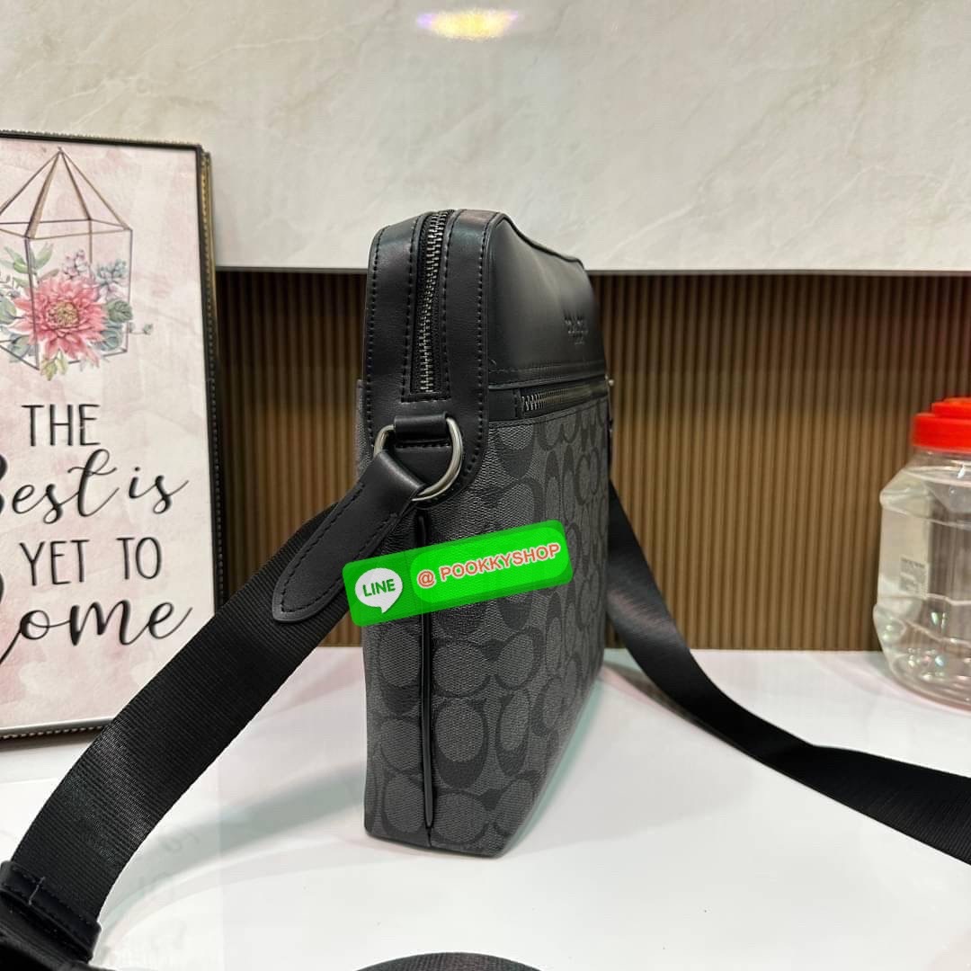 COACH Houston Flight Bag In Signature ((73336)) พร้อมส่งอีกครั้งค่ะ รุ่นที่คุณผู้ชายต้องมีติดตัว! กระเป๋าสะพายครอสบอดี้ร์ หนังแท้ หนังนิ่มดีค่ะ ด้านหน้าเป็นช่องซิปยาวให้หนึ่งช่อง เปิดปิดกระเป๋าแบบซิปภายในโล่ ใส่ของได้เยอะพอประมานเลยนะคะ พร้อมช่องแยกย่อย ใ