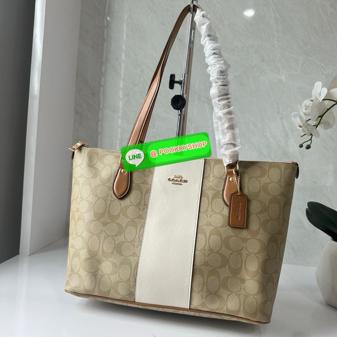 Coach Gallery Tote In Signature Canvas With Stripe (CR121) 🔖กระเป๋าทรงโท้ทใบใหญ่ ทรงช้อปปิ้ง โดดเด่นด้วยหนังตัดแทบด้านหน้า 🔖วัสดุ : หนังแคนวาสตัดหนังแท้ 🔖เปิด-ปิดด้วยซิปด้านบน ภายในโล่ง มีช่องซิป1ช่อง สามารถ ใส่แฟ้มเอกสารได้