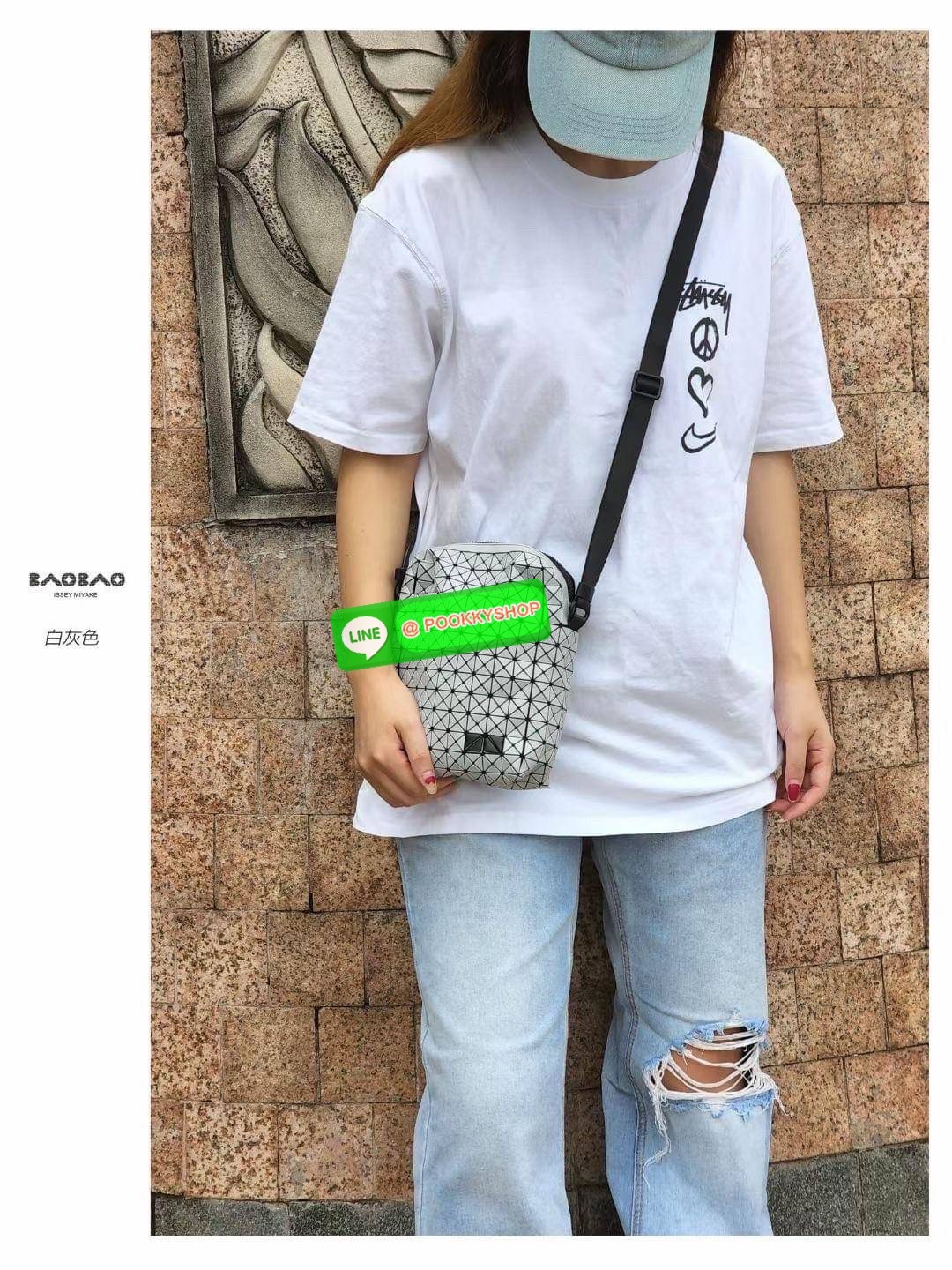 Bao bao issey miyake VOYAGER Shoulder Bag กระเป๋าสะพายข้างใบนี้มีสายสะพายปรับระดับได้ มีซิปเปิดปิดด้านบน และช่องแบบเปิดด้านใน ช่องกระเป๋าด้านนอกปิดด้วยปุ่มแม่เหล็ก มีขนาดที่สะดวกสำหรับเก็บสิ่งของจำเป็นทั้งหมดของคุณ VOYAGER คือเพื่อนร่วมเดินทางที่สมบูรณ์แบ