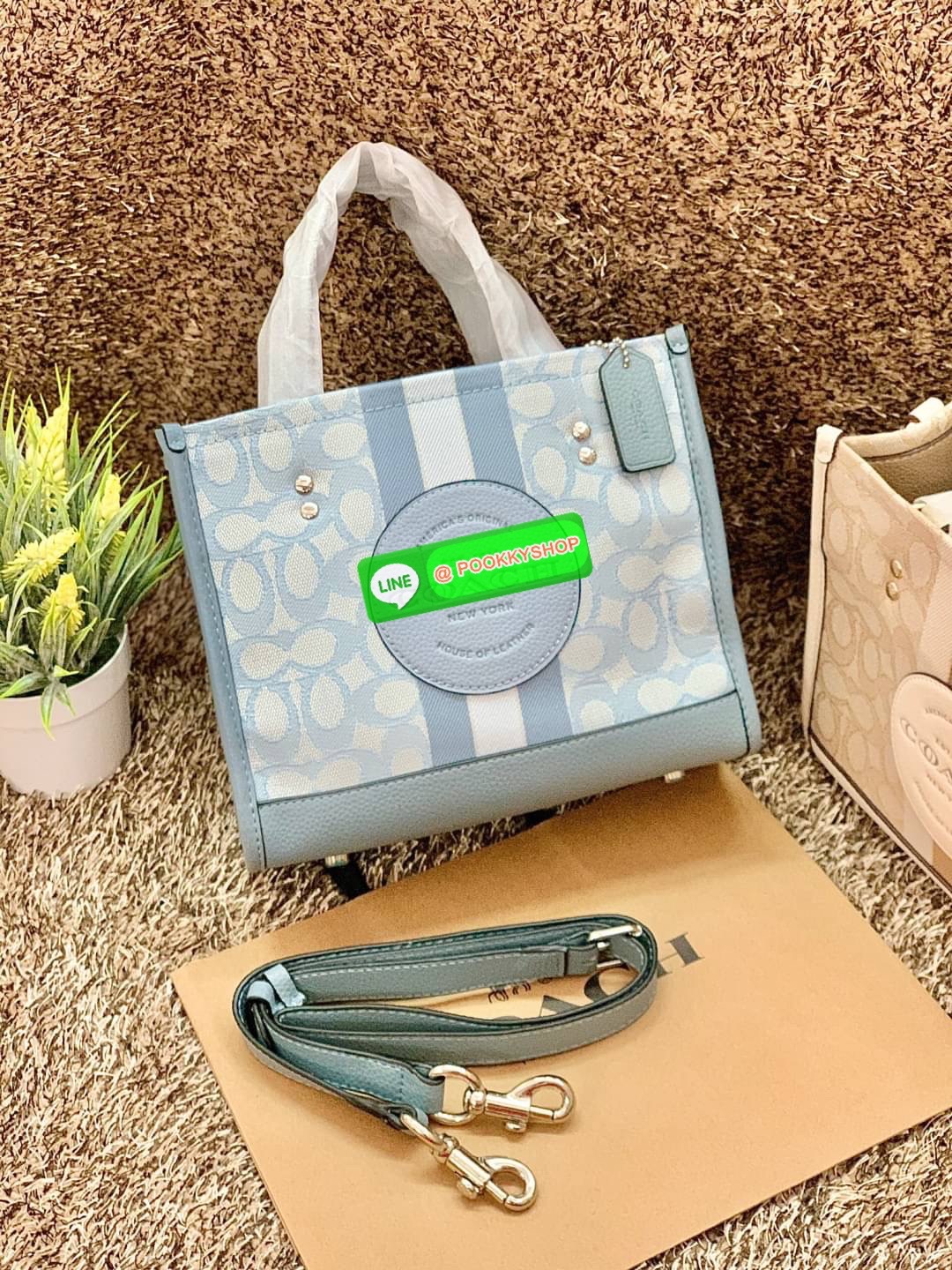 COACH DEMSEY TOTE IN SIGNATURE JACQUARD WITH COACH PAT ((C8417//C5115)) พร้อมส่งที่ไทย ห้ามพลาด สีน้องสวยมากๆค่ะ กระเป๋าทรงTote ขนาดพอดีลำตัว ใช้วันไหนๆก็เหมาะมากค่ะ วัสดุJacquard ทอลายแบรนด์ ตัดขอบหนังแท้ สวยงามมากๆค่ะ ด้านหน้าจะมีป้ายวงกลมโลโก้แบรนด์อัน