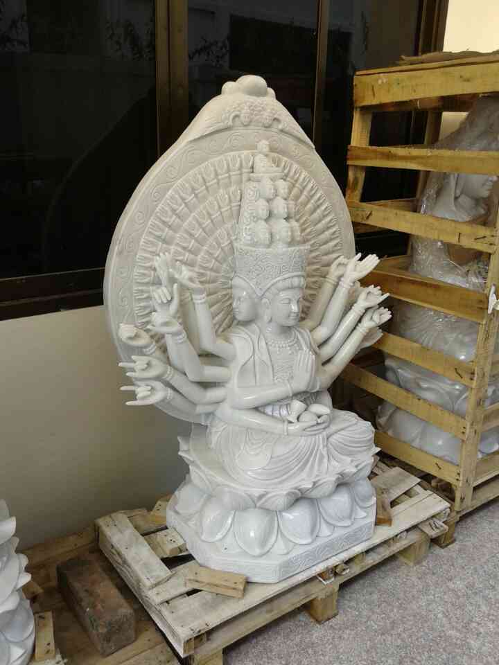 เจ้าแม่กวนอิมพันมือ ขนาด สูง 130 เซนติเมตร กว้าง 128 เซนติเมตร ปางพันมือ แกะสลักจากหินอ่อนขาว