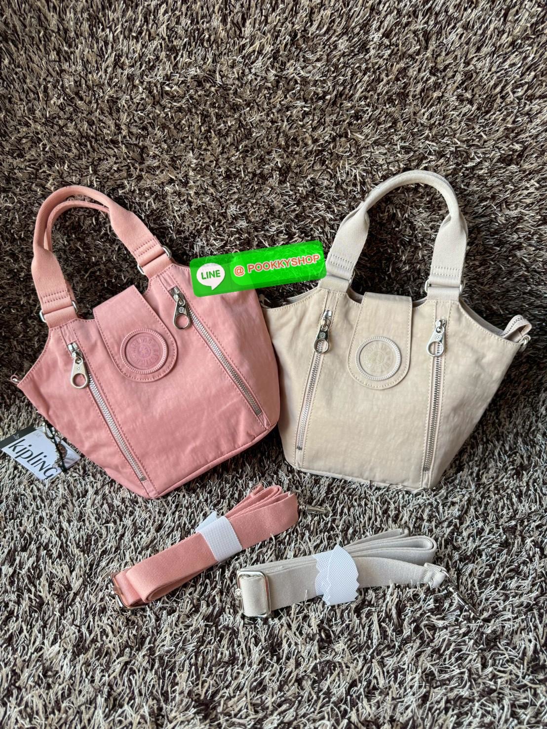 Kipling RECICELY S กระเป๋าสะพายข้างขนาดเล็กของ Kipling Recicely รุ่นนี้เหมาะอย่างยิ่งสําหรับการสวมใส่ในชีวิตประจําวันด้วยกระเป๋าซิปด้านในและกระเป๋าซิปด้านหลัง นอกจากนี้ยังมีสายปรับได้และถอดออกได้ ดังนั้นคุณสามารถ ใช้งานได้หลายรูปแบบ มีDetail โลโก้ ด้านหน้