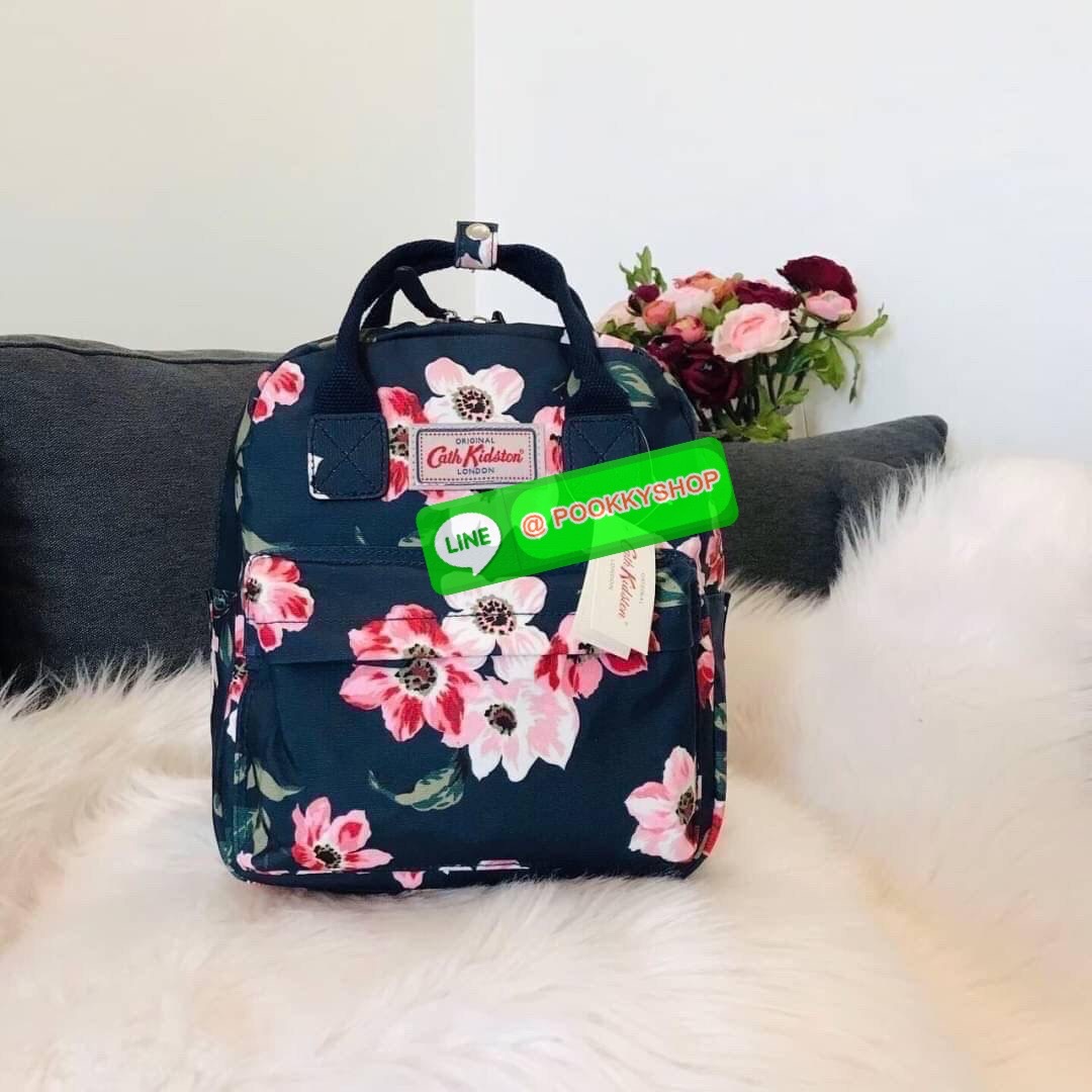 Best Seller !! Cath Kidston Multi Strap Backpack กระเป๋าสะพายเป้รุ่นมินิ แบรนด์ดังสไตล์วินเทจสุดฮิต วัสดุ Canvas เคลือบกันน้ำสามารถเช็ดทำความสะอาดได้ เปิดปิดด้วยซิปสะดวกใช้ ด้านหน้าประดับโลโก้แบรนด์ พร้อมช่องซิปด้านนอกใส่กระเป๋าสตางค์ มือถือได้ ด้านในมีช่