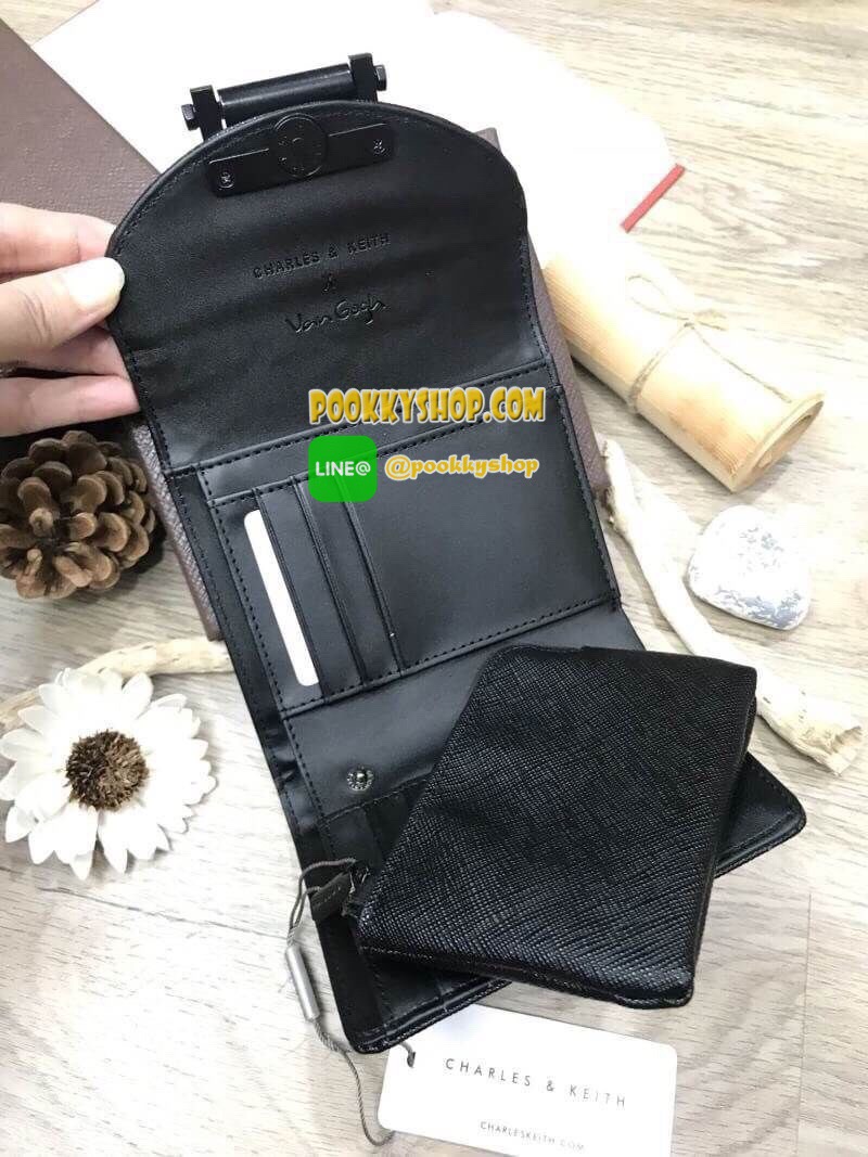 พร้อมส่งความน่ารัก! BEST SELLER! CHARLES & KEITH Peforated Wallet กระเป๋าสตางค์ใบสั้นพับ3ตอนรุ่นยอดนิยมวัสดุหนัง Saffiano สีดำประดับลายดอกไม้ Van Goh คลาสสิค ดีไซน์สวยเก๋ไม่ซ้ำใคร ด้านหน้าปั้มโลโก้เปิดปิดด้วยกระดุมเเม่เหล็ก ภายในมีกระเป๋าเล็กช่องซิปสำหรับ
