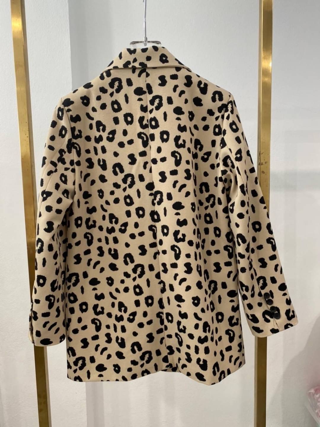 เสื้อสูทแต่งลายเสือดาวทรงสูท oversize แมทช์คู่กับอะไรก็เก๋ ผ้าสูทเนื้อดี มีซับใน คัตติ้งเนี้ยบ ทรงเป๊ะมากๆเลยค่ะ