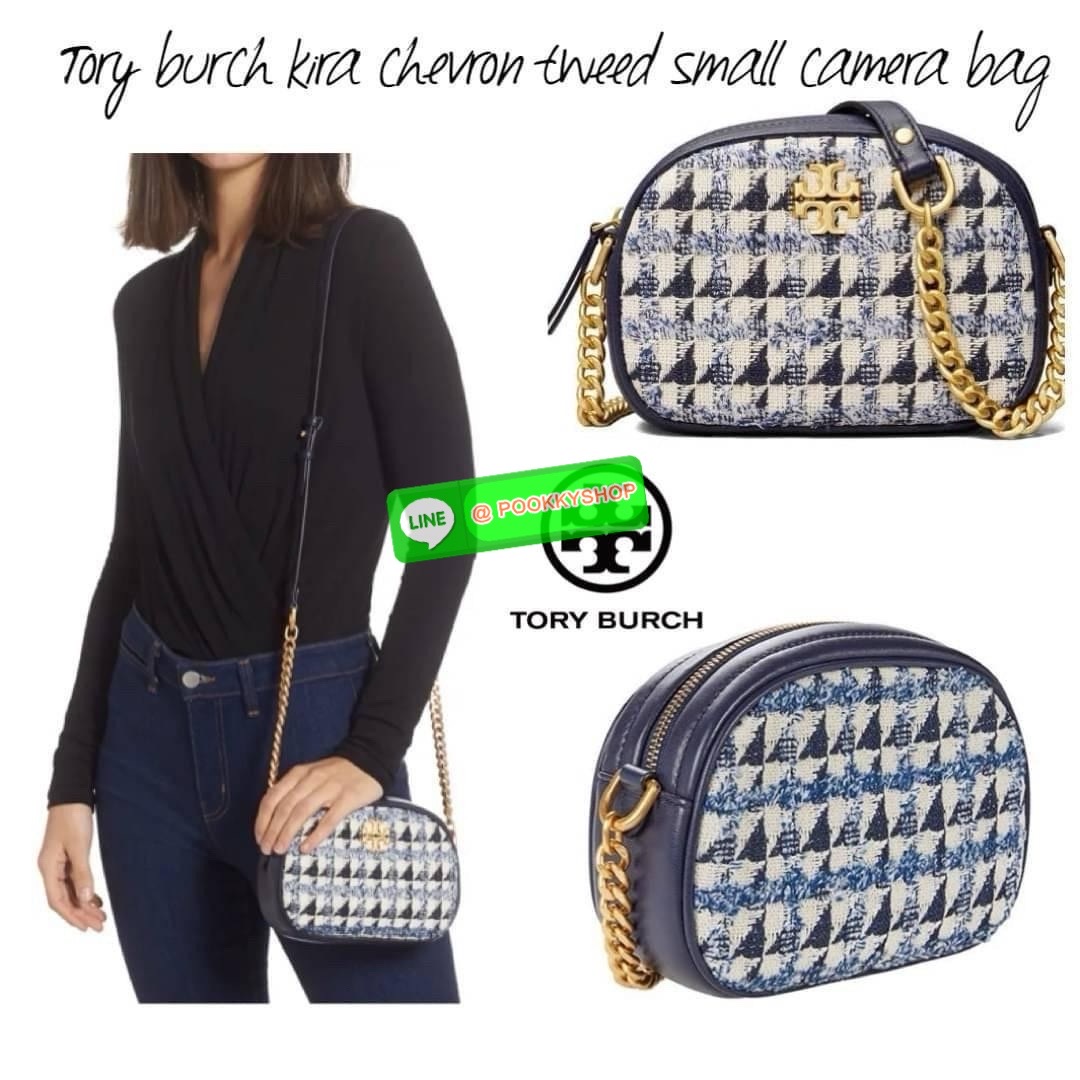 Tory burch kira chevron tweed small camera bag สาว ๆ ลุคคุณหนูไม่ควรพลาด Collection นี้เลยนะคะ เพราะ Kira Chevron เป็นรุ่นที่ตอบโจทย์และครองใจสาว ๆ ได้อย่างแท้จริง ลวดลายบนกระเป๋าแบบกราฟฟิคมีเท็กเจอร์ ทำให้กระเป๋าดูมีราคามากยิ่งขึ้น มาพร้อมกับโลโก้ Double