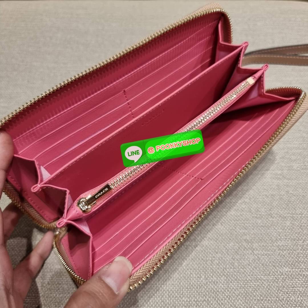 COACH C8313 LONG ZIP AROUND WALLET WITH SIGNATURE JACQUARD WITH STRIPES พร้อมเสิร์ฟความเลิศหรู ใหม่ล่าสุด กระเป๋าสตางค์ใบยาวกึ่งคล้องมือ ดีไซน์ผู้ดี๊ผู้ดี รุ่นขายดี ถือใช้คือขับผิวสุด!! วัสดุผ้า jacquard ลวดลายดูแพง มาพร้อมสายคล้องมือ ถอดออกได้ ภายในใส่บั
