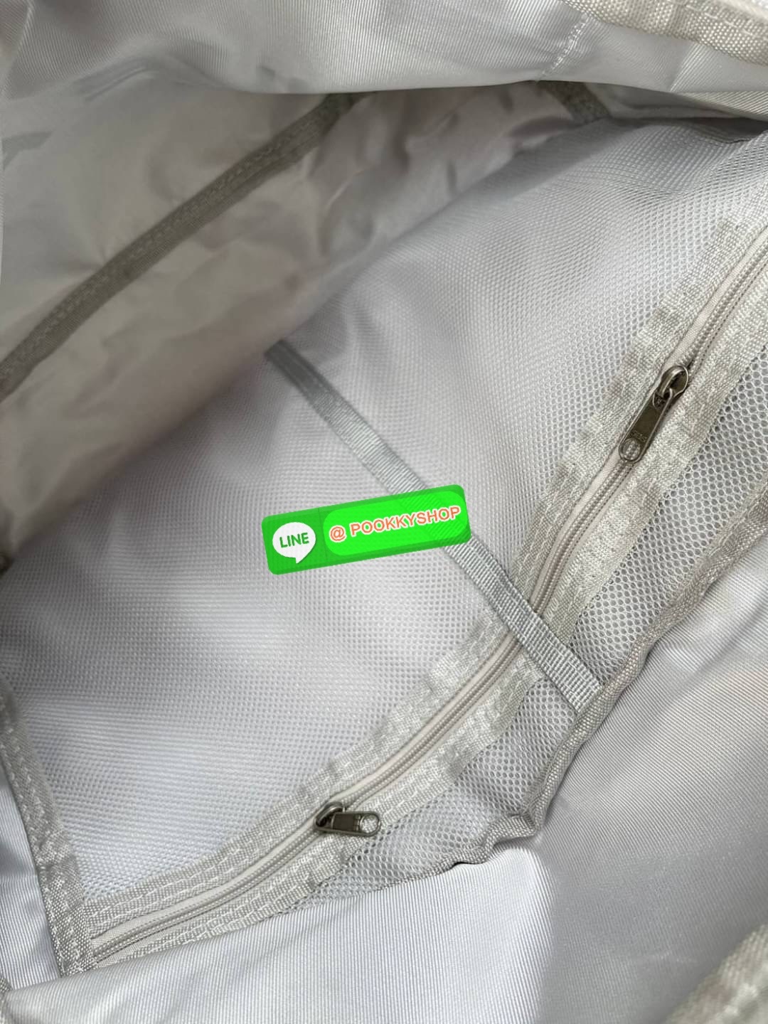 Nike Tech hip pack กระเป๋าคาดเอว Nike Tech รุ่นใหม่ชนช้อป!! ให้คุณหยิบใช้อุปกรณ์กีฬาและพกพาได้อย่างง่ายดาย พร้อมโดดเด่นด้วยกระเป๋าซิป 2 จุดสำหรับเก็บสิ่งของ และสายกระเป๋าแบบปรับได้เพื่อให้แนบกับลำตัว ใช้งานได้คล้องตัว ใส่ของได้จุสมใจเลยคร้า