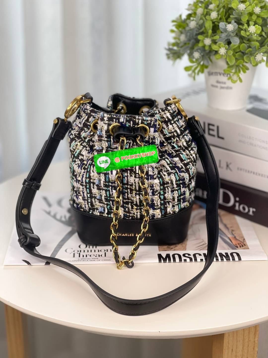 Charles&Keith แท้ Outlet กระเป๋าทรงขนมจีบ สวยน่ารักสุดคิ้วท์ มากๆๆๆ วัสดุเป็นผ้าทวิต+หนังpu มาพร้อมสายสะพาย 2 เส้น 2 แบบ สายโซ่+สายหนัง ตัวสายหนังปรับระดับได้ ฐานกว้างใส่ของได้เยอะตั้งอยู่ทรง