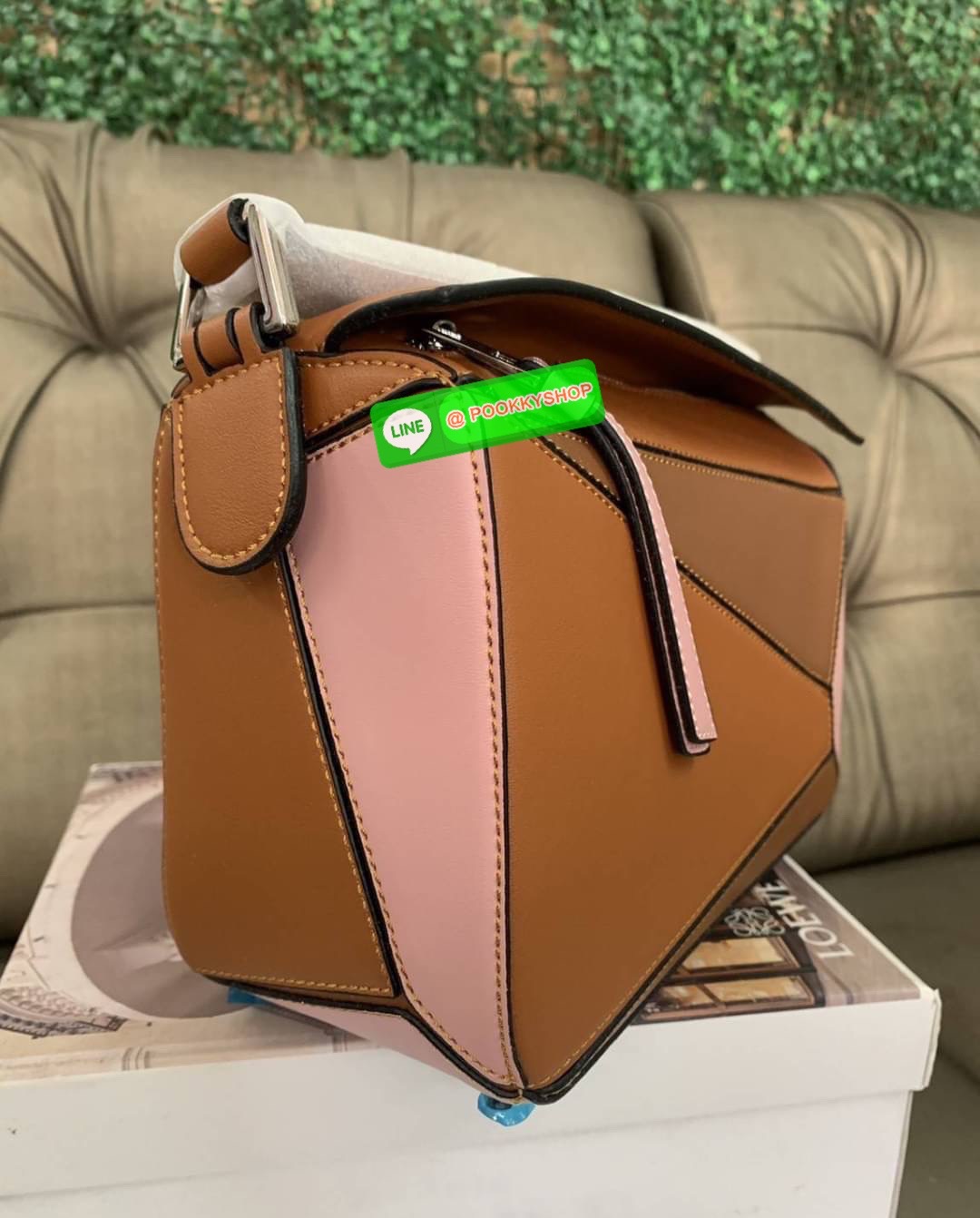 NEW IN! LOEWE CROSSBODY BAG VIP GIFT WITH PURCHASE (GWP) กระเป๋าถือหรือสะพาย Limited Edition จาก LOEWE PERFUME DUTYFREE COUNTER วัสดุ Leather Calfski หนังแท้ (หนังวัว) งานสวยตั้งอยู่ทรง สีสันสดใสทูโน ขนาดกำลังดี น้ำหนักเบา อะไหล่เงิน