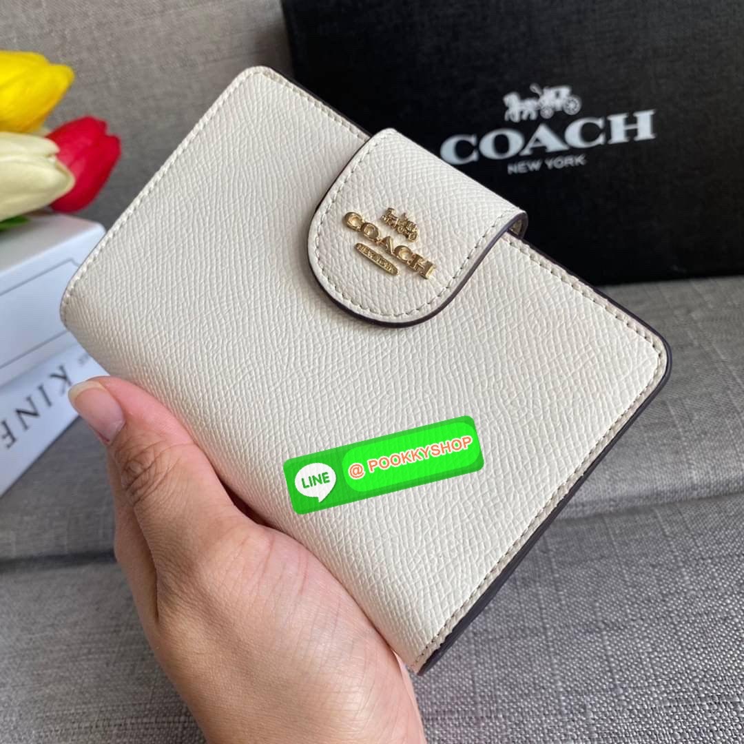 COACH 6390 MEDIUM CORNER ZIP WALLET กระเป๋าสตางค์ใบกลาง สีพื้นเรียบหรู วัสดุcrossgrain ภายในมีช่องใส่บัตรและธนบัตรได้ทุกชนิด มีช่องซิปใส่เหรียญ ขนาดกะทัดรัดพกพาง่าย คนชอบจัดระเบียบกระเป๋าสตางค์แนะนำเลยจ้า