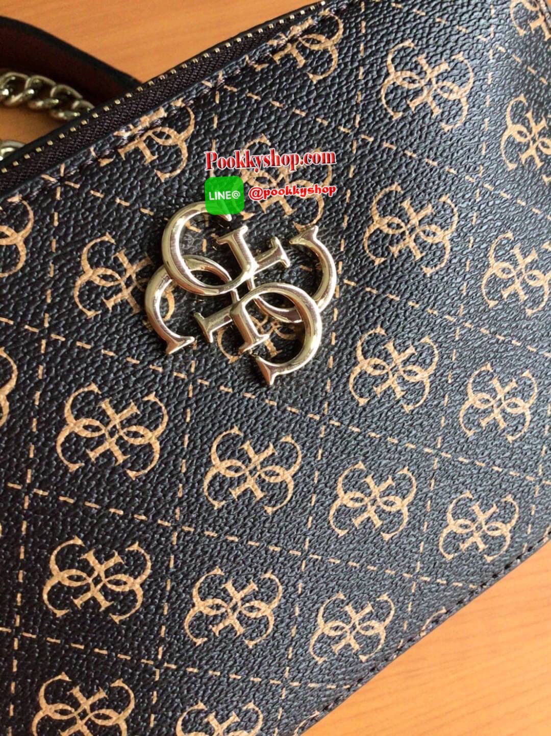GUESS NOELLE CROSSBODY CAMERA BAG กระเป๋าสะพาย Crossbody รุ่นยอดนิยมหนังเรียบ และ หนังลาย Signature แบรนด์รอบใบ สวยอยู่ทรง ขนาดกำลังดี ด้านหน้ามีโลโก้แบรนด์ เปิดปิดด้วยซิปสะดวกใช้ แบ่งเป็น 2 ช่องซิป ภายในมีโลโก้ซับในลายแบรนด์ ภายในแยกเป็นสัดส่วนใช้งาน ใส่