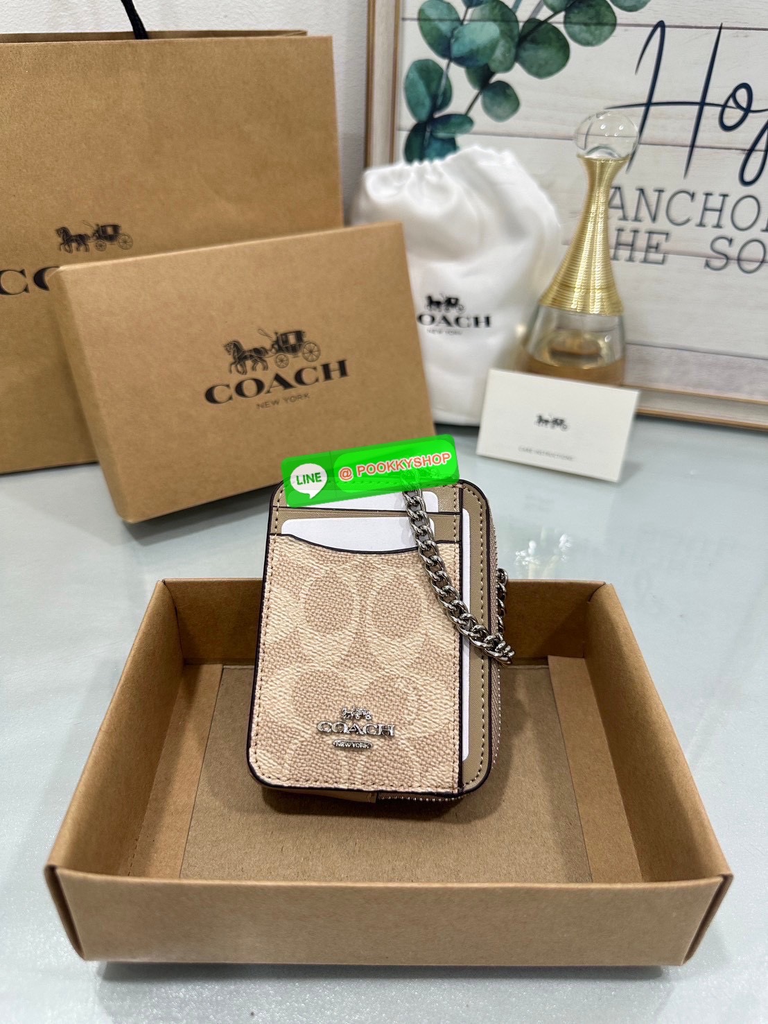 💗Coach C0058 Zip Card Case In Signature Canvas💗 กระเป๋าใบนี้นอกจากช่องใส่บัตรแล้ว ด้านหลังยังมีช่องสำหรับใส่ธนบัตรหรือเหรียญสามารถเปิดปิดได้ด้วยซิป เพิ่มลูกเล่นเป็นสายโซ่คล้องมือ หรือคล้องกับกระเป๋าก็ได้เช่นกัน ขนาดกะทัดรัด พกพาสะดวก การดู