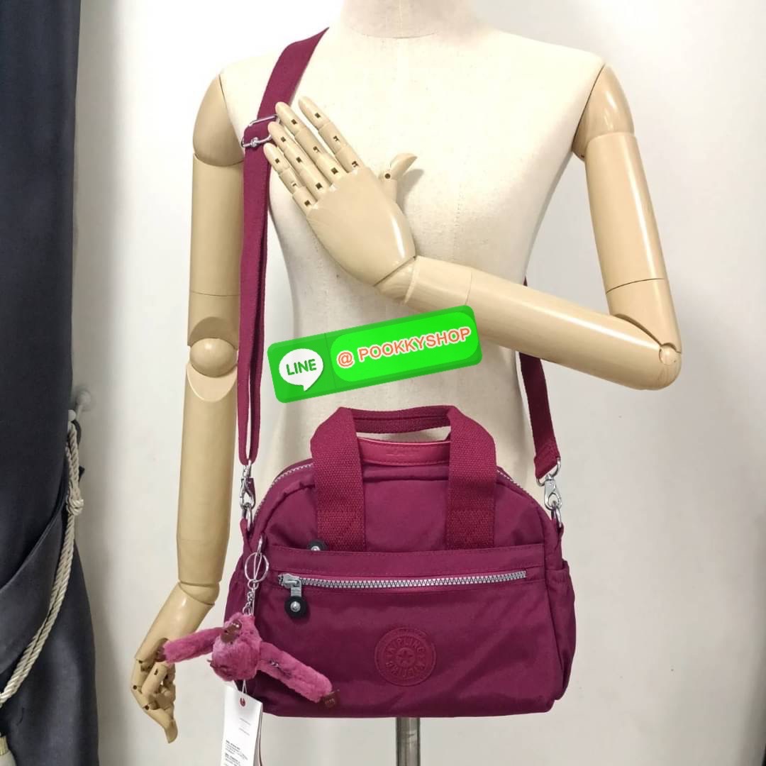 Kipling Dome K1006 Handbag กระเป๋าถือหรือสะพาย วัสดุ Polyester 100% รุ่นใหม่ มีให้เลือกทั้งแบบเรียบ และ ลายน่ารัก มีช่องแยกด้านหน้า 2 ช่อง ช่องหลักโล่งกว้าง พร้อมช่อง pocket แยก 2 ช่อง ใช้งานได้ครบครัน สามารถสตางค์ใบยาวได้ ขนาดกำลังดี จะใช้ทำงาน ไปเรียน ห