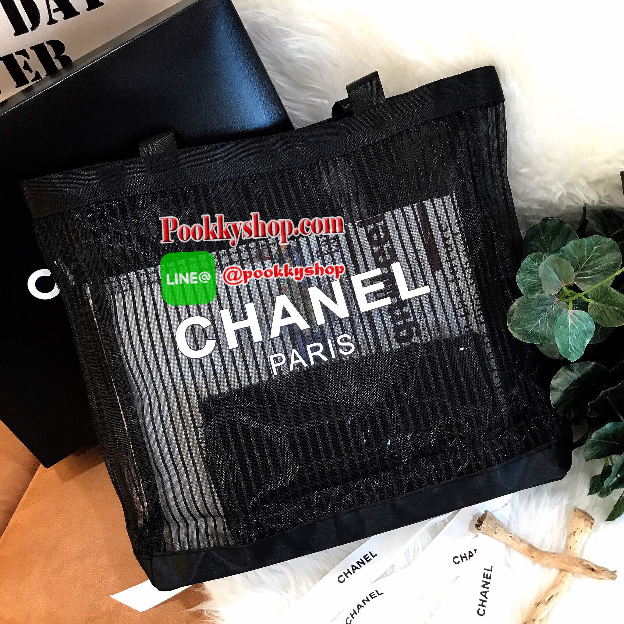 ห้ามพลาดนะคะ! NEW Arrival! Chanel Cosmetic Shopping Bag กระเป๋าสะพายใบใหญ่ VIP Gift With Purchase Limited Edition พรีเมี่ยมกิ้ฟของแท้จาก Chanel Cosmetic Counter ใบใหญ่วัสดุ Nylon โปร่งปั้มโลโก้แบรนด์ เปิดปิดด้วยแถบแม่เหล็กซ่อนด้านในปากกระเป๋าบุที่ฐานเพื่อ