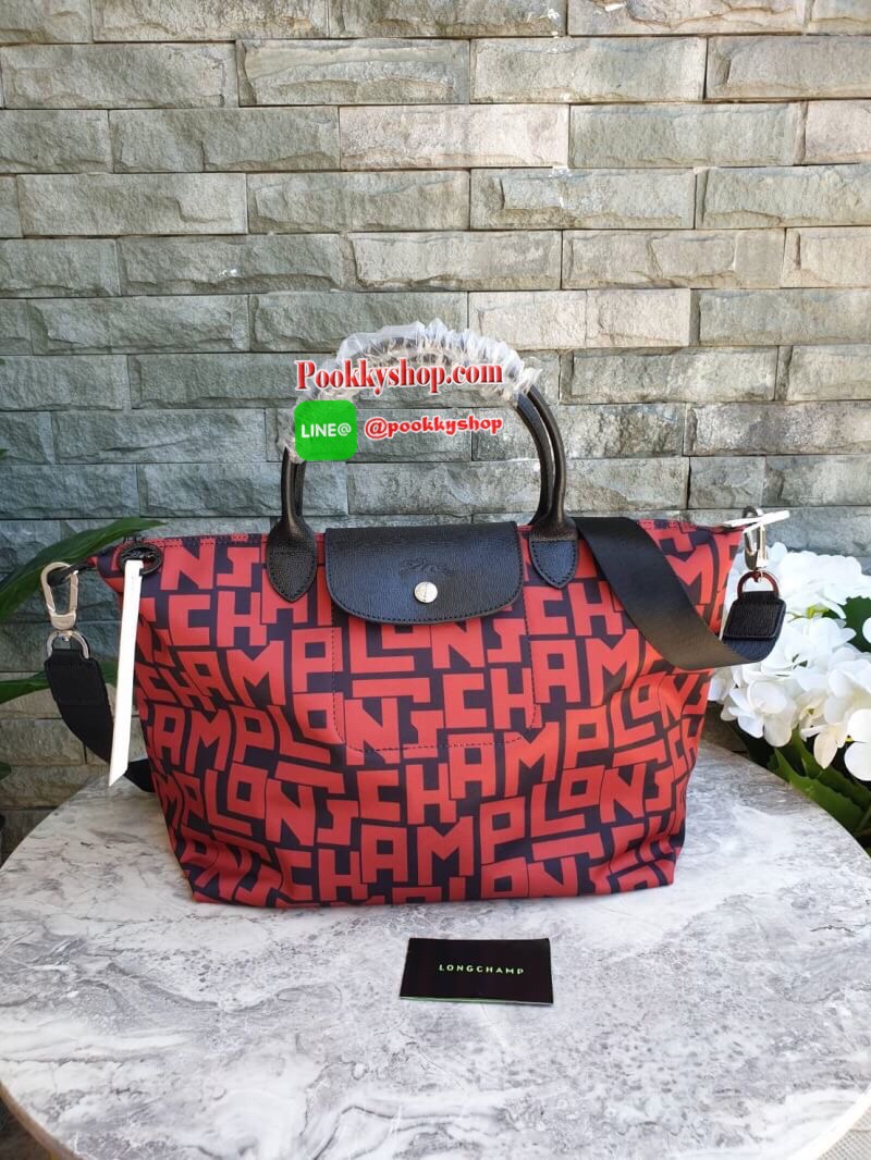 LE PLIAGE LGP TOP HANDLE BAG M รายละเอียด • วัสดุ: ผ้าใบ • อะไหล่: นิกเกิล • ตัวกระเป๋า: ผ้าใบโพลีอะไมด์เคลือบด้านใน • ตกแต่ง: หนังวัว รายละเอียดภายนอก • การปิด: ซิปและกระดุมสแน๊ป • สายสะพาย: ถอดออกได้ • ช่อง: 1 รายละเอียดภายใน • ช่องใส่ของ: 1 • จุของได้เ