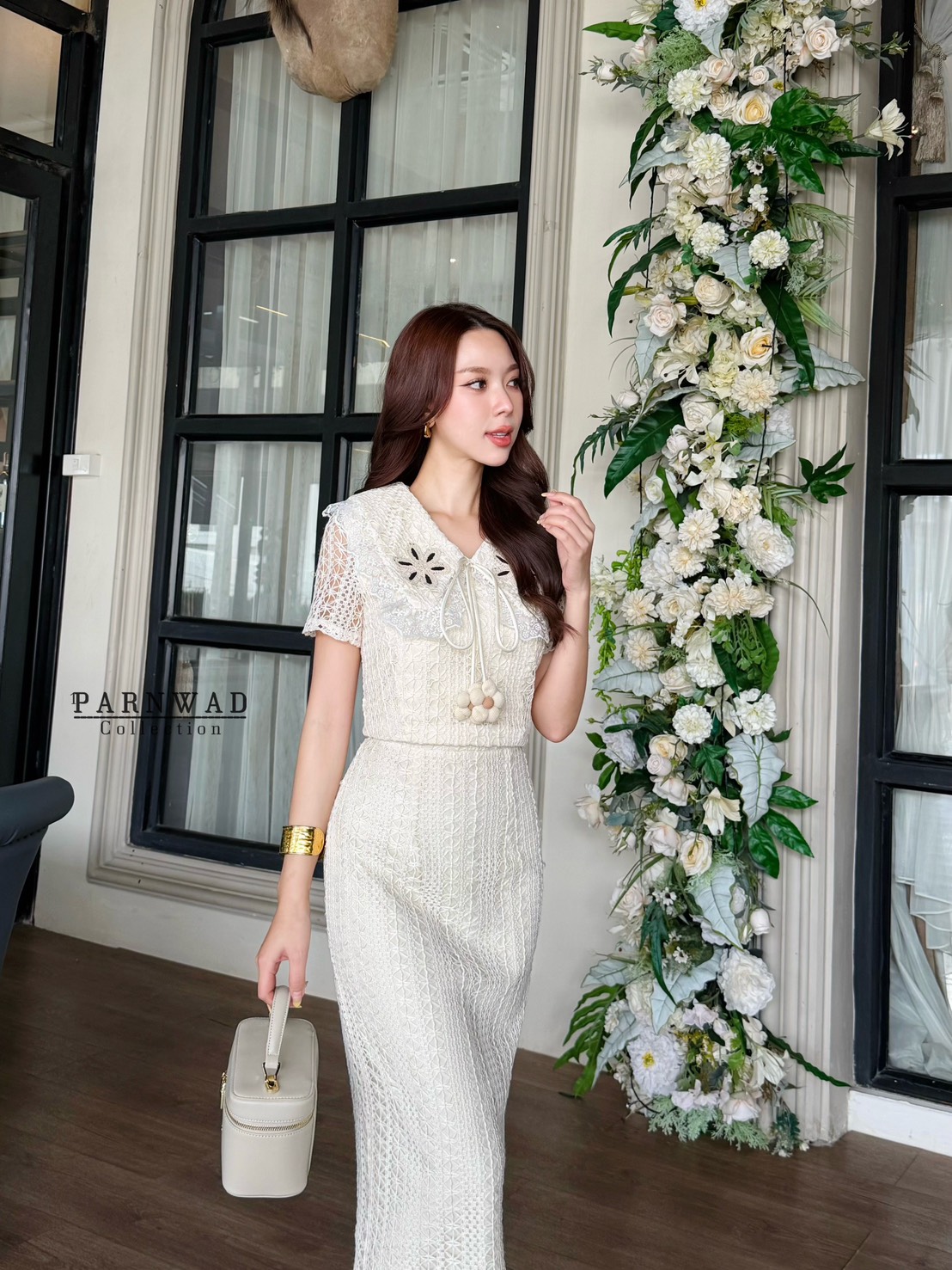 ชุดเซทแฟชั่น Set เสื้อคอปกแต่งคอด้วยดอกไม้ถักน่ารักๆ ผูกโบว์ลูกตุ้มดอกไม้ มาพร้อมกับกระโปรงยาวเอวสูง