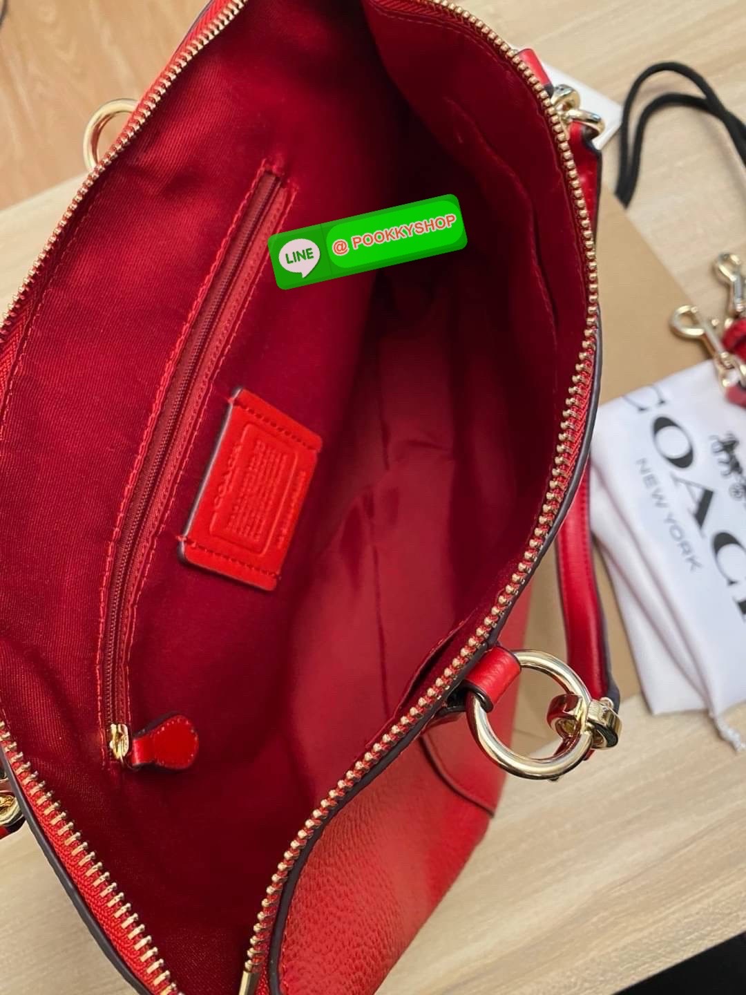 Coach F36675 Pebble Leather Satchel สีแดงหรูหรา | หนังแท้ | ทรงซิปบน | ใบใหญ่จุใจ❤️ สะดุดตาทุกมุมมองกับ Coach F36675 ใบใหญ่ทรงซิปบนที่ใช้งานได้ทุกวัน หนังแท้สัมผัสนุ่ม สีแดงหรูโดดเด่น ตัดกับฮาร์ดแวร์ทองอย่างลงตัว ใส่ของได้จุใจ ทั้งกระเป๋าสตางค์ มือ