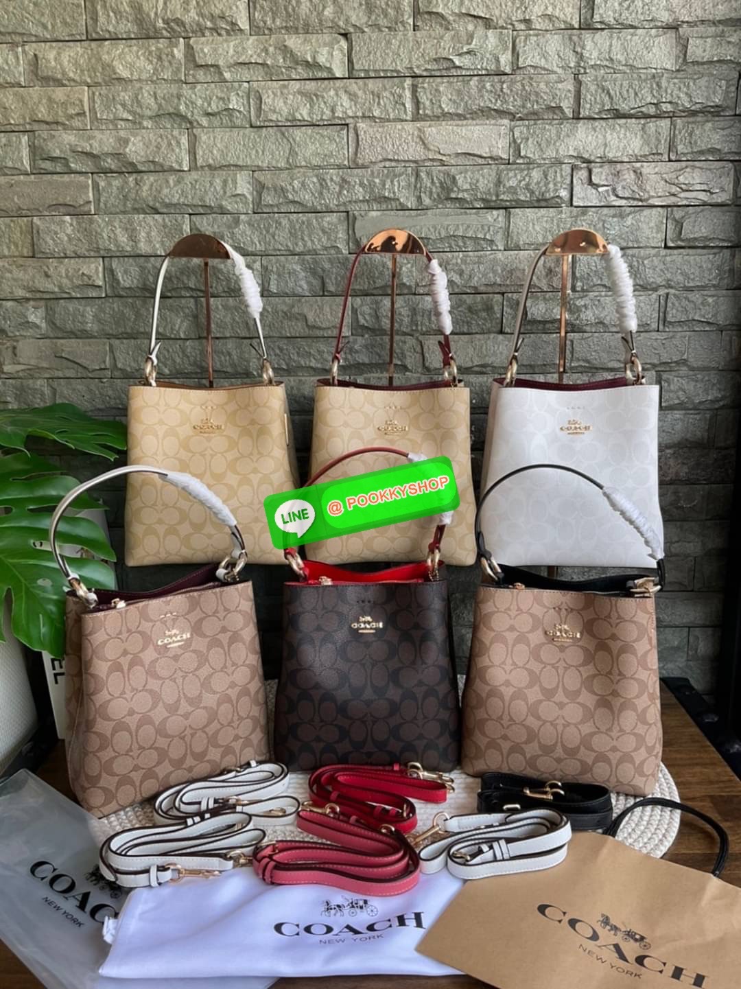 COACH SMALL TOWN BUCKET BAG IN SIGNATURE CANVAS รุ่น 2312 Collection บักเก็ตคลาสสิค รุ่นยอดนิยม กำลังมาแรงมากๆ กระเป๋าสะพายไหล่ และ Cross Body วัสดุหนังแคนวาสอย่างดี มาพร้อมสายสะพายสะพายไหล่ถอดออกไม่ได้ / สายสะพายยาว สายถอดออกได้ มี 3 ช่องใช้งาน