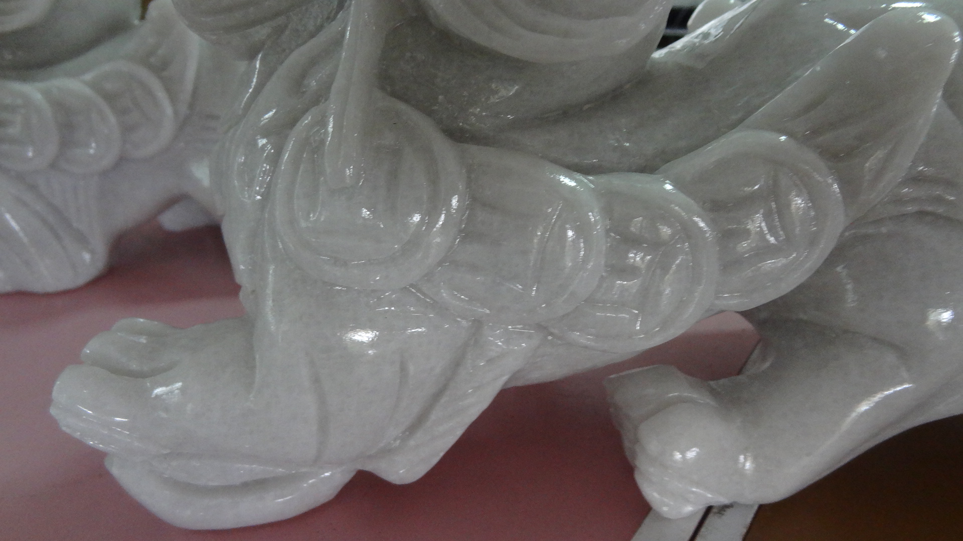 ปี่เซี๊ยะคู่ หินอ่อนสีขาว หางพวง ขนาดยาว 32 สูง 20 เซนติเมตร ( 1 คู่ )