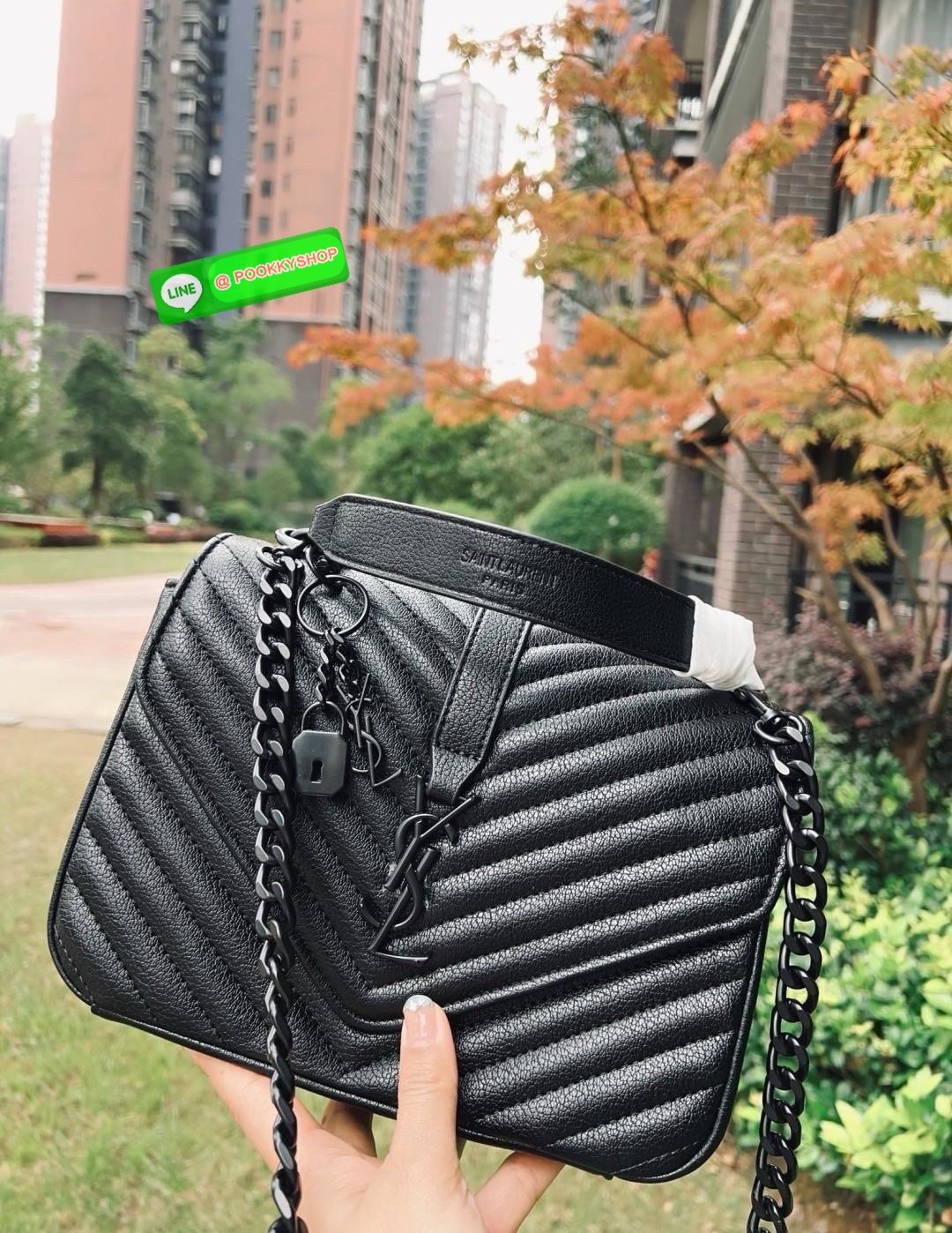 มีไม่มากหมดล็อตราคานี้ไม่เข้าแล้วจ้าา เป็นอีกรุ่นที่ไม่ว่าช่วงเวลาไหนก็พกพาได้ตลอดวันเช้ายันค่ำได้เลย มันเริ่ดมากค่าสาวๆ! SAINT LAURENT COLLEGE MEDIUM CHAIN QUILTED BAG 🔖พร้อมส่ง! รุ่นที่ใช้แล้วไม่เบื่อ กับ YSL หนังแกะอย่างดี หนานิ่มลายสวยมากๆ มีห