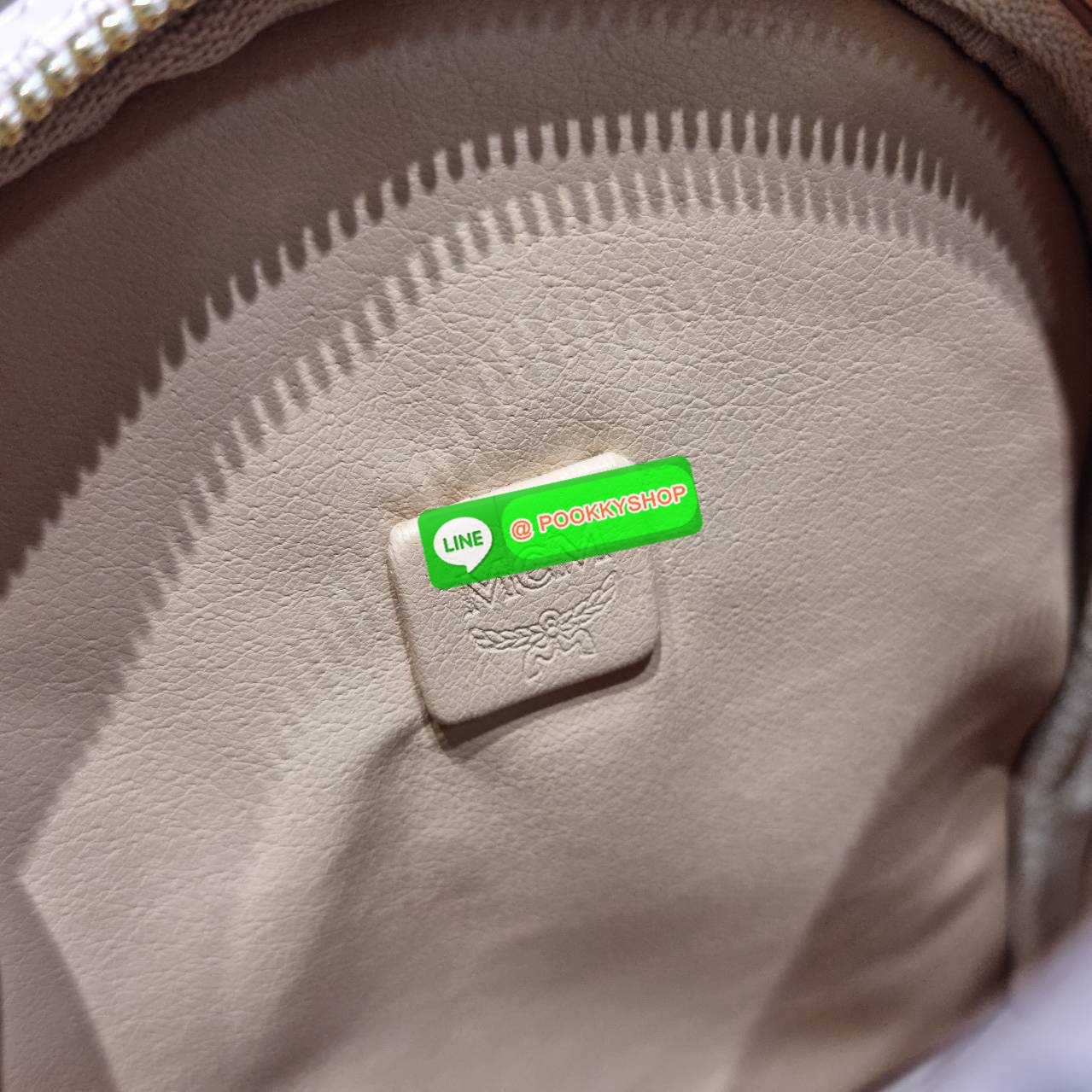 🔆 Model MCM×HELLO KITTY STARK SIDE STUDS MINI BACKPACK IN VISETOS 🔆 Details อีกหนึ่งรุ่น Best seller ที่ต้องมี!! พร้อมสีมาใหม่ที่พลาดไม่ได้!! และดีไซน์คอลแลบกับคิตตี้ครบรอบ 50 ปี! น่ารักน่าใช้เกินเรื่องสุดๆ กระเป๋าเป้ ไซส์ mini ขนาดเหมาะกำ