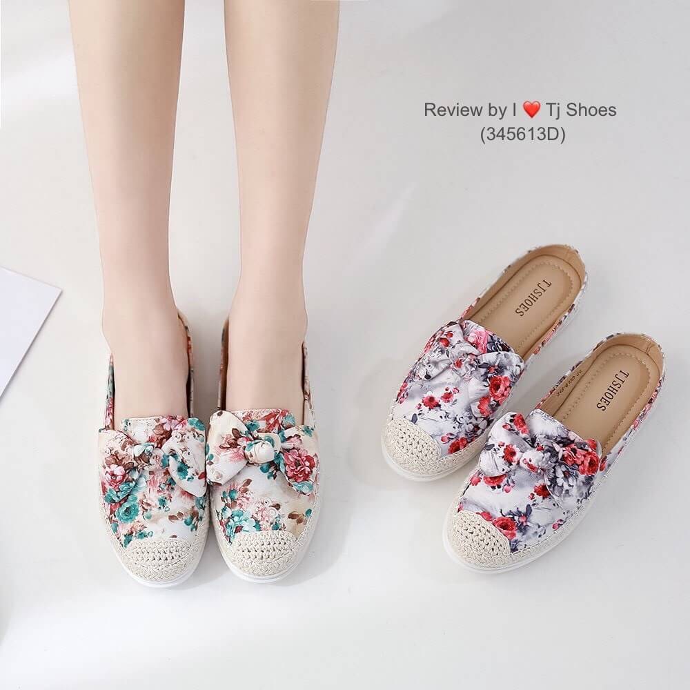 พร้อมส่งรองเท้าเพื่อสุขภาพ ที่ทั่งเกร๋ทั้งน่ารักสุดๆ รองเท้ารุ่นนี้เป็นงานสั่งทำพิเศษ หนังนิ้มนิ่ม ผ้าลายเก๋ๆ ประดับโบว์น่ารักๆ น้ำหนักเบา พื้นบุนวมนิ่ม ใส่นุ่มเดินทั้งวันได้สบายมากๆ แมทกับชุดอะไรก็เกร๋ก็น่ารักสุดๆ เป็นรุ่นแนะนำ ซื้อไปรับรองไม่ผิดหวัง ของ