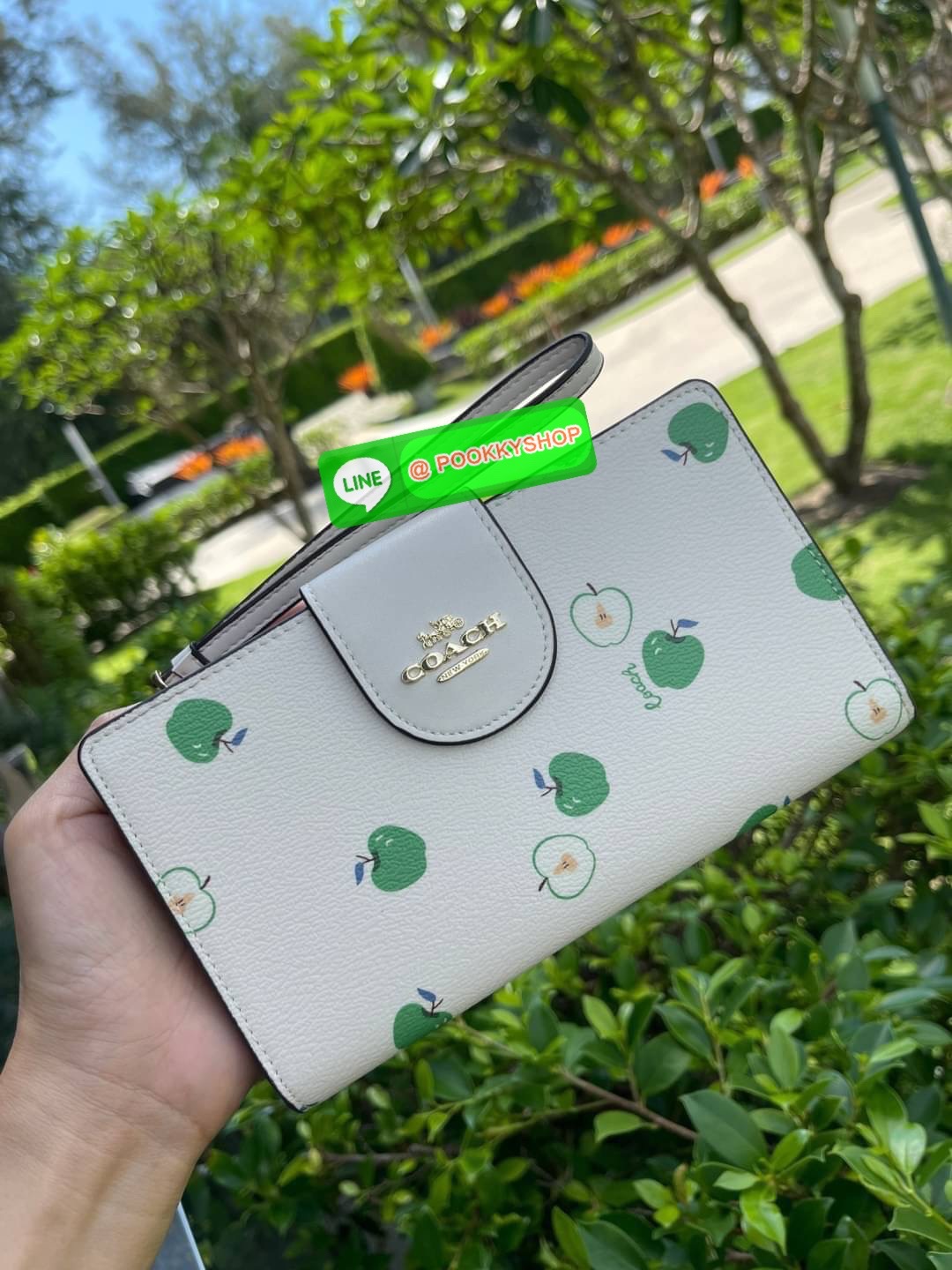 COACH TECH WALLET IN SIGNATURE CANVAS อีกหนึ่ง collection ของกระเป๋าสตางค์ที่ดีไซน์ทันสมัยให้ใช้งานได้แบบครบครัน เป็นกระเป๋าสตางค์ ที่มีช่องสำหรับใส่โทรศัพท์มือถือ ธนบัตร เหรียญ และบัตรต่าง ๆ ใช้งานแบบ2ด้าน เพิ่มความสะดวกสบายด้วยสายคล้องมือ ช่วยให้พกไปไหน