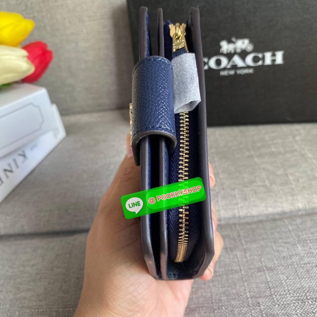COACH 6390 MEDIUM CORNER ZIP WALLET กระเป๋าสตางค์ใบกลาง สีพื้นเรียบหรู วัสดุcrossgrain ภายในมีช่องใส่บัตรและธนบัตรได้ทุกชนิด มีช่องซิปใส่เหรียญ ขนาดกะทัดรัดพกพาง่าย คนชอบจัดระเบียบกระเป๋าสตางค์แนะนำเลยจ้า