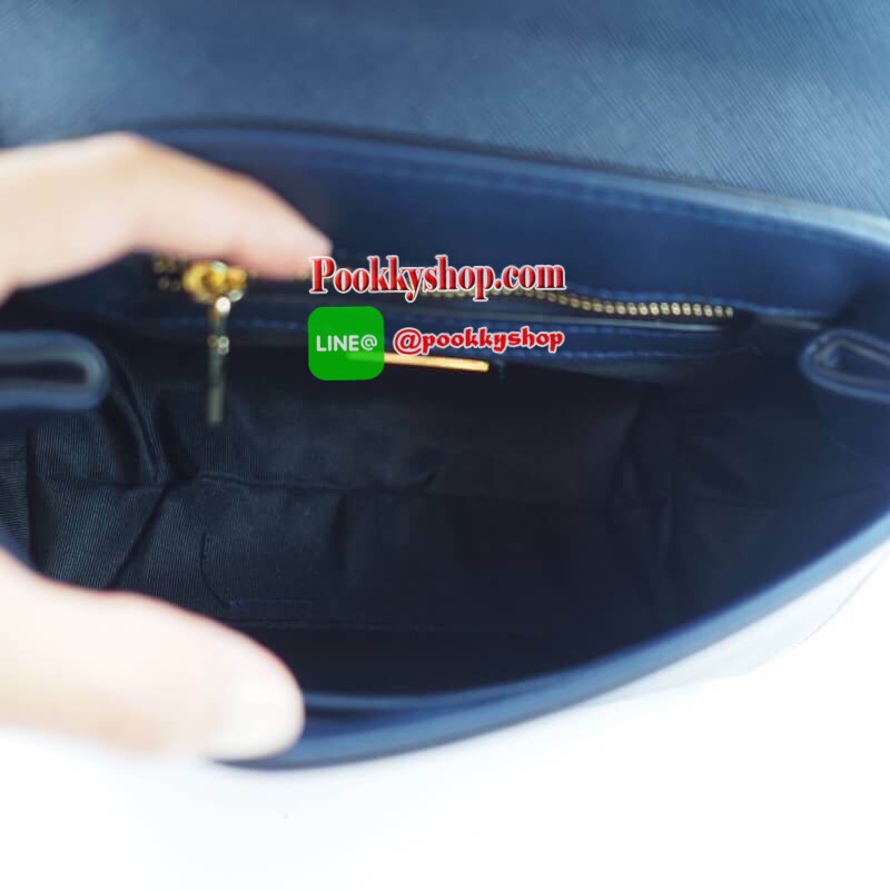 LYN MAXINE XS BAG กระเป๋าถือทรงสวย อยู่ทรงแข็ง ฝากระเป๋าเปิด-ปิดด้วยกระดุมแม่เหล็ก อะไหล่ปั๊มโลโกแบรนด์ ภายในมี 1 ช่องโล่ง ช่องเล็ก 1 ช่องและช่องซิปเล็ก มีหูหิ้วคล้องแขนสะดวก มาพร้อมสายยาวปรับได้ ถอดได้ ใส่ipad mini ได้ จุของได้เยอะ สะพายไปเรียน ทำงาน ดูด