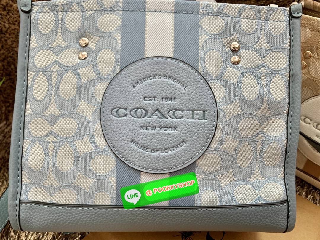 COACH DEMSEY TOTE IN SIGNATURE JACQUARD WITH COACH PAT ((C8417//C5115)) พร้อมส่งที่ไทย ห้ามพลาด สีน้องสวยมากๆค่ะ กระเป๋าทรงTote ขนาดพอดีลำตัว ใช้วันไหนๆก็เหมาะมากค่ะ วัสดุJacquard ทอลายแบรนด์ ตัดขอบหนังแท้ สวยงามมากๆค่ะ ด้านหน้าจะมีป้ายวงกลมโลโก้แบรนด์อัน