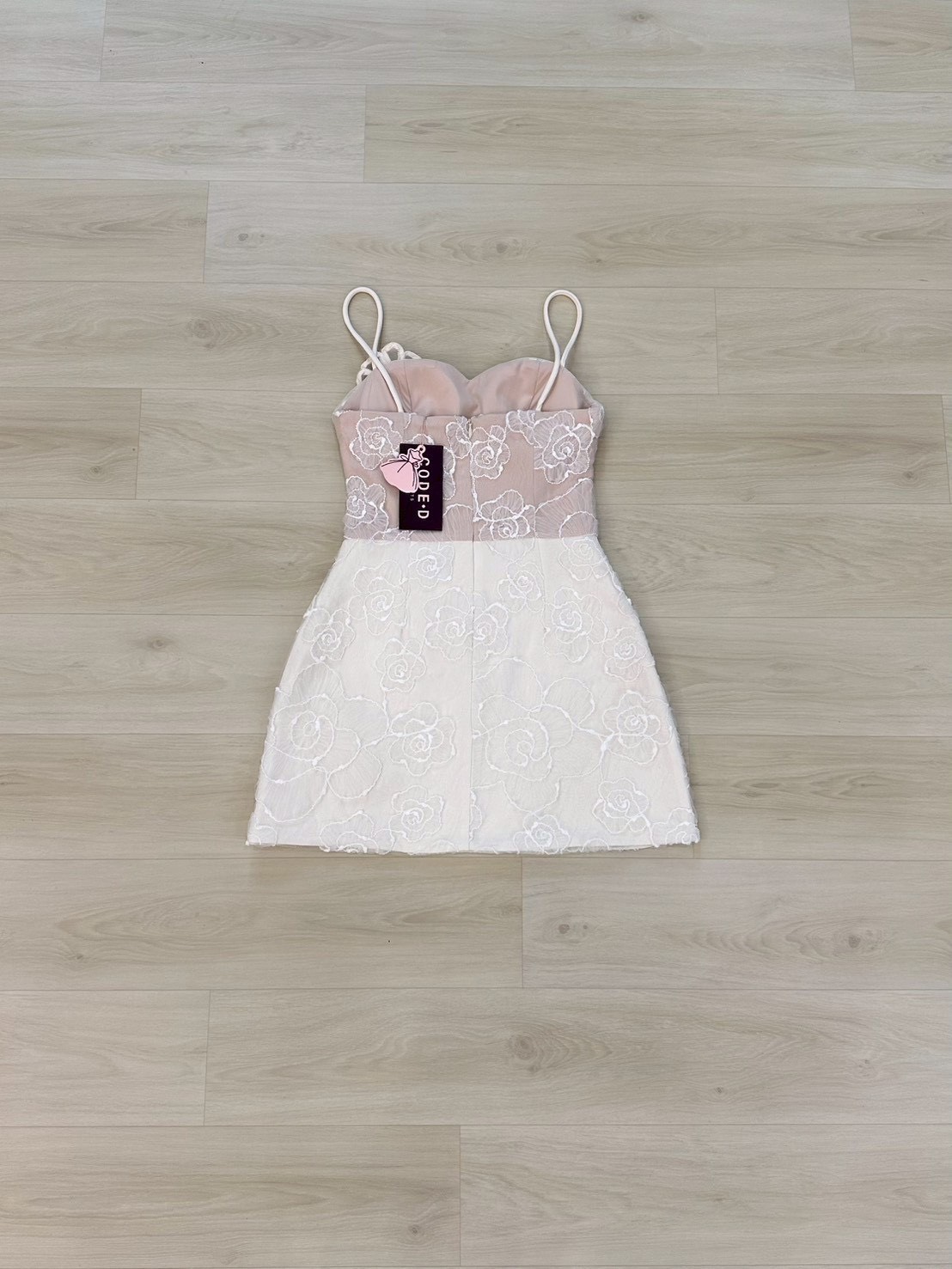 เดรสแฟชั่น มินิเดรสสายเดี่ยวสีขาว ดีเทลแต่งผ้ามุ้งลายดอกไม้ทั้งชุด