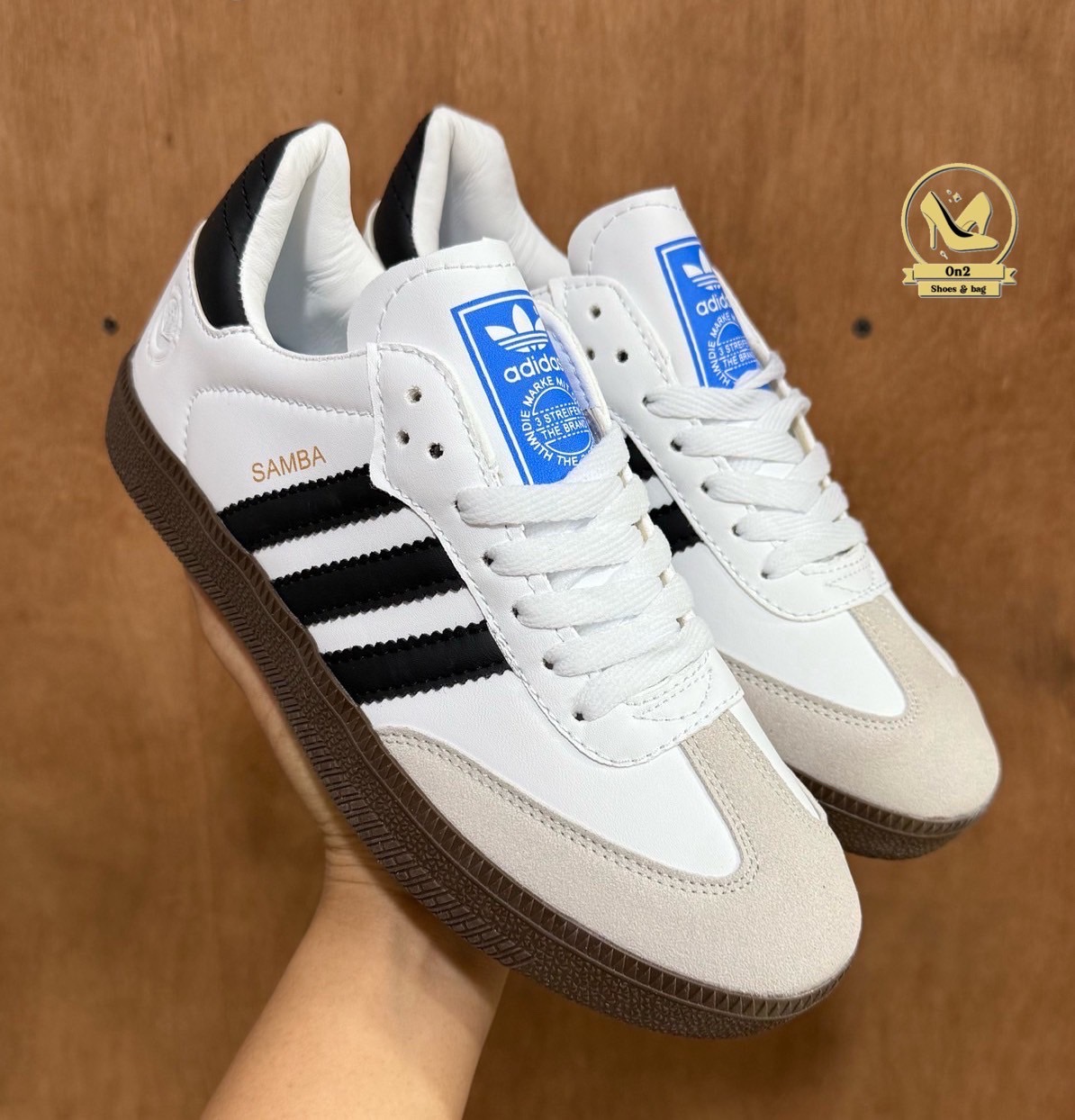 Adidas Samba รองเท้ารุ่นตำนาน จากใส่เตะบอล แต่กลับกลายมาเป็นไอเทมแฟชั่นระดับโลกSamba มาในทรงวินเทจสุดคลาสสิก พื้นยางทรงหมากฝรั่งกับแถบ 3 เส้นเอกลักษณ์ของแบรนด์ ให้ลุคเท่แบบสตรีทสไตล์ ใส่สบาย ใส่ได้ทุกวัน ไม่ว่าจะจับคู่กับกางเกงยีนส์ เสื้อยืด หรือชุดเดรสก็
