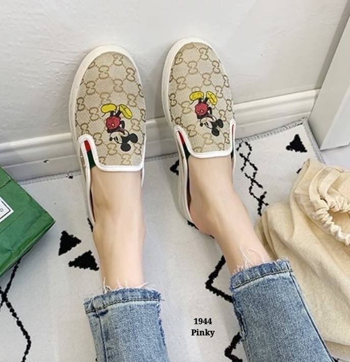 พร้อมส่ง ผ้าใบเปิดส้น งานนำเข้ากุชชี่ Mickey ที่กำลัง hot งานดีมาก พื้น pu เกาะพื้นดีเยี่ยม บิดงอได้ ตัวรองเท้าเป็นสีทองเงาวับ แต่งด้วยพี่ Mickey ของเราดูโดดเด่น น่ารักกว่าใคร แน่นอน