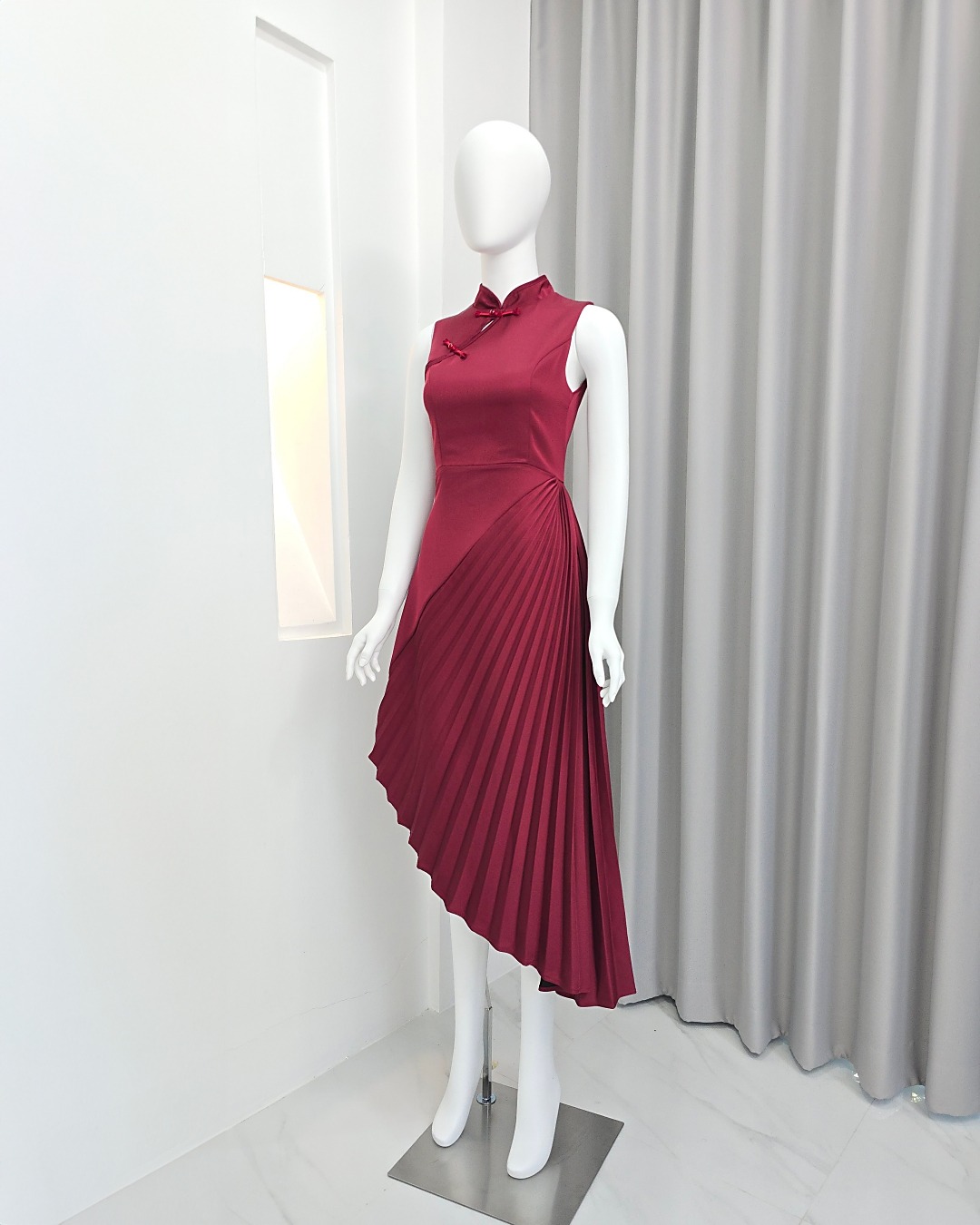 เดรสแฟชั่น เดรสเสื้อแขนกุด คอจีนสไตล์กี่เพ้า กระโปรงบาน อัดพลีทแต่งผ้าเฉลียง