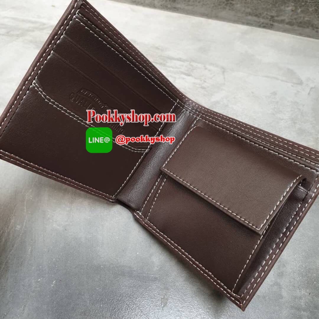 กระเป๋าสตางค์+เข็มขัด Levi's กระเป๋าด้านหน้าปั๊มโลโก้แบรนด์ด้านในมีช่องใส่บัตร และมีช่องใส่ธนบัตร 2 ช่อง มีช่องใส่เหรียญด้วย ส่วนตัวเข็มขัด Levi's หัวเข็มขัดเป็นแบบลำลอง ด้านหน้าปั๊มอักษรแบรนด์ ตัวสายสีน้ำตาลดำ ด้านหลังปั๊มชื่อแบรนด์ มีแท็กป้ายต