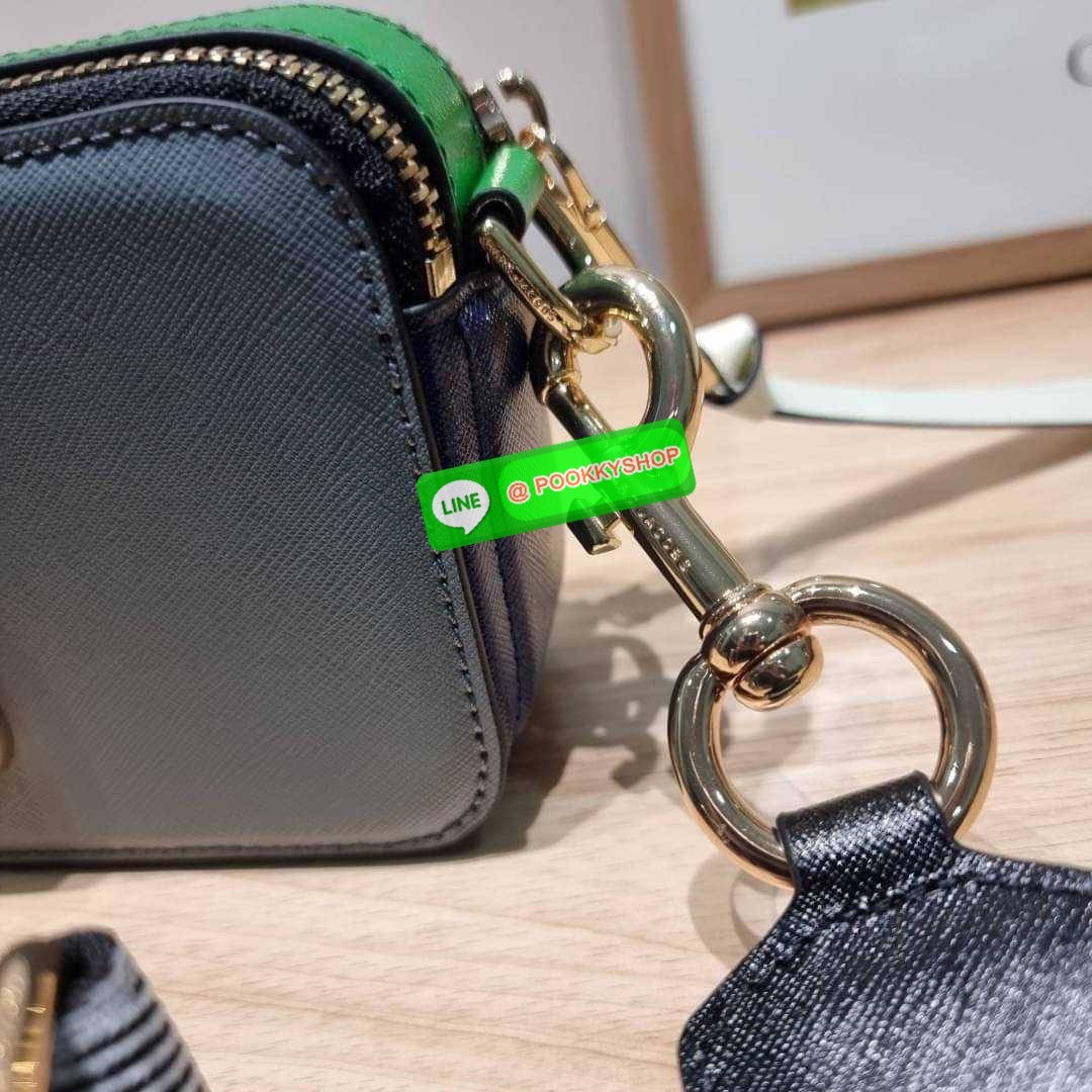 MARC JACOBS THE SNAPSHOT CAMERA BAG ไอเท็มยอดฮิตที่โดดเด่นเป็นเอกลักษณ์ กับกระเป๋าสะพายข้างสุดปัง เรียกได้ว่าไม่ซ้ำใคร!! วัสดุหนังวัว สวยอยู่ทรง เปิด-ปิดกระเป๋าด้วยซิป มีซิปหลัก 2 ช่อง แบ่งสัดส่วนไว้ดีมาก มาพร้อมสายสะพายสปอร์ตเส้นใหญ่ ที่ออกแบบโทนสีมาให้เ