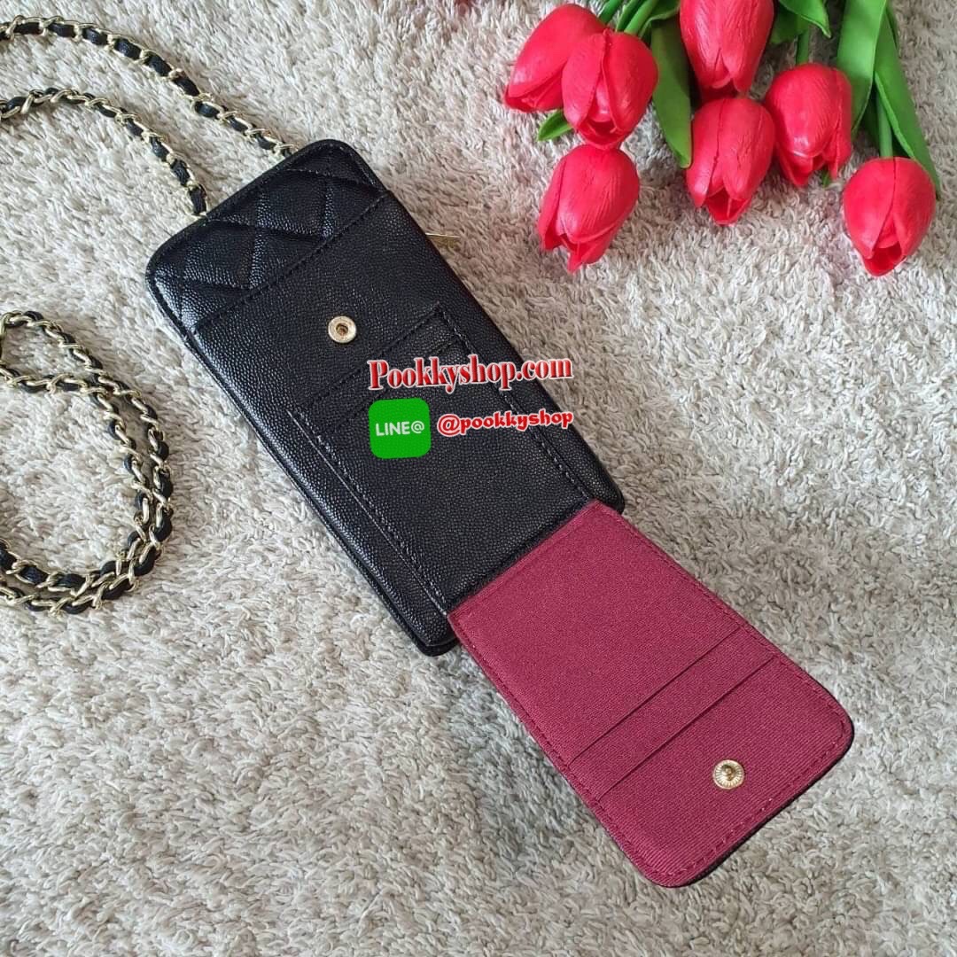 NEW ARRIVAL!! CHANEL VIP GIFT WOC BAG กระเป๋าสตางค์คล้องคอ/ Crossbody ที่กำลังมาแรงมาในตอนนี้ ตัวกระเป๋าเป็นกระเป๋าสตางค์หนังพียูลาย CAVIER อะไหล่ทองทั้งใบ ด้านหน้าใส่ iphone+ ได้ เปิดปิดด้วยกระดุมแม่เหล็ก สามารถใส่บัตรได้อีก4ใบด้านใน พลิกมาด้านหลังมีช่อง