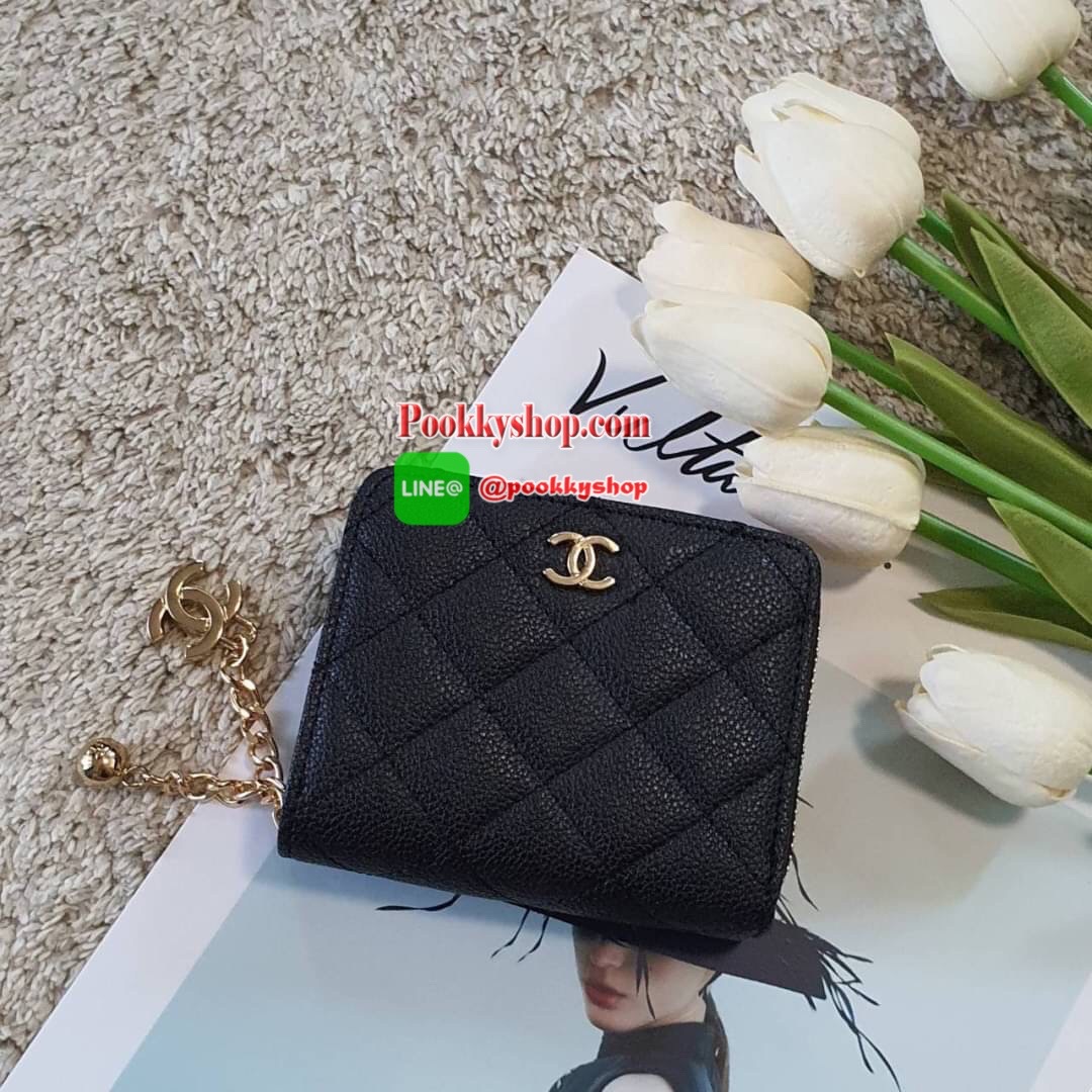 NEW ARRIVAL ~~ พร้อมส่งที่ไทยแล้วค่ะ♡♡ กับ กระเป๋าสตางค์ใบสั้นรุ่นพับ แนะนำรุ่นนี้คะ งานพรีเมี่ยมกิ้ฟท์จากเค้าเตอร์ต่างประเทศ ทรงมินิน่ารักกก หนังสัมผัสลายคาเวียร์ด้าน จากแบรนด์ CHANEL (GWP) ด้านหน้ามีโลโก้แบรนด์ CC สีทองหรู อะไหล่สีทองทั้งใ
