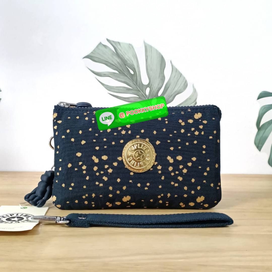 Kipling Creativity Large Pouch วัสดุ Nylon 100% กระเป๋าคล้องมือขนาดพอเหมาะ 7.25 นิ้ว พกพาสะดวก เปิด-ปิดด้วยซิปเดียวใช้งานง่าย ด้านในมีช่องกว้าง 2 ช่องและช่องซิปเล็กตรงกลางอีก 1ช่อง ใช้งานได้สะดวก สามารถใส่มือถือ 7.5 นิ้วได้ กุญแจรถ ธนบัตรได้ ล็อตนี้มาพร้อ