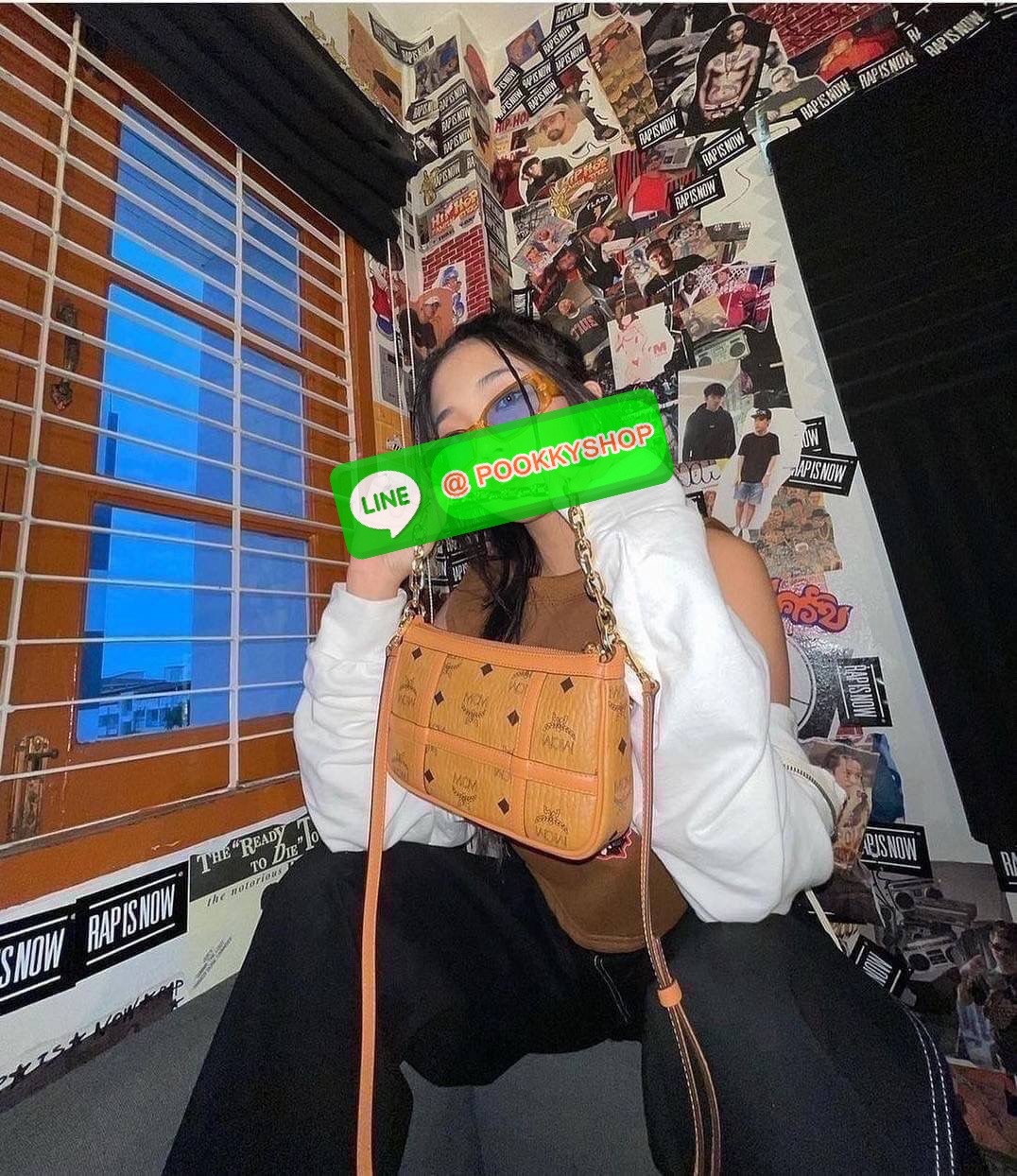 MCM MINI DELMY SHOULDER BAG จัดหนักจัดเต็ม!! ที่สุดของรุ่นที่ฮอตหนักมาก คอลเลคชั่นที่ยอดขายดีตั้งแต่วันแรกที่ลง shop ด้วยรูปทรงที่กะทัดรัด ตอบโจทย์ได้ทุกลุค ทุกไลฟ์สไตล์ ใช้งานได้ง่ายคล่องตัว กระเป๋าสะพายทรงพอช ที่มาพร้อมสายโซ่คล้องด้านหน้า และสายหนังครอส